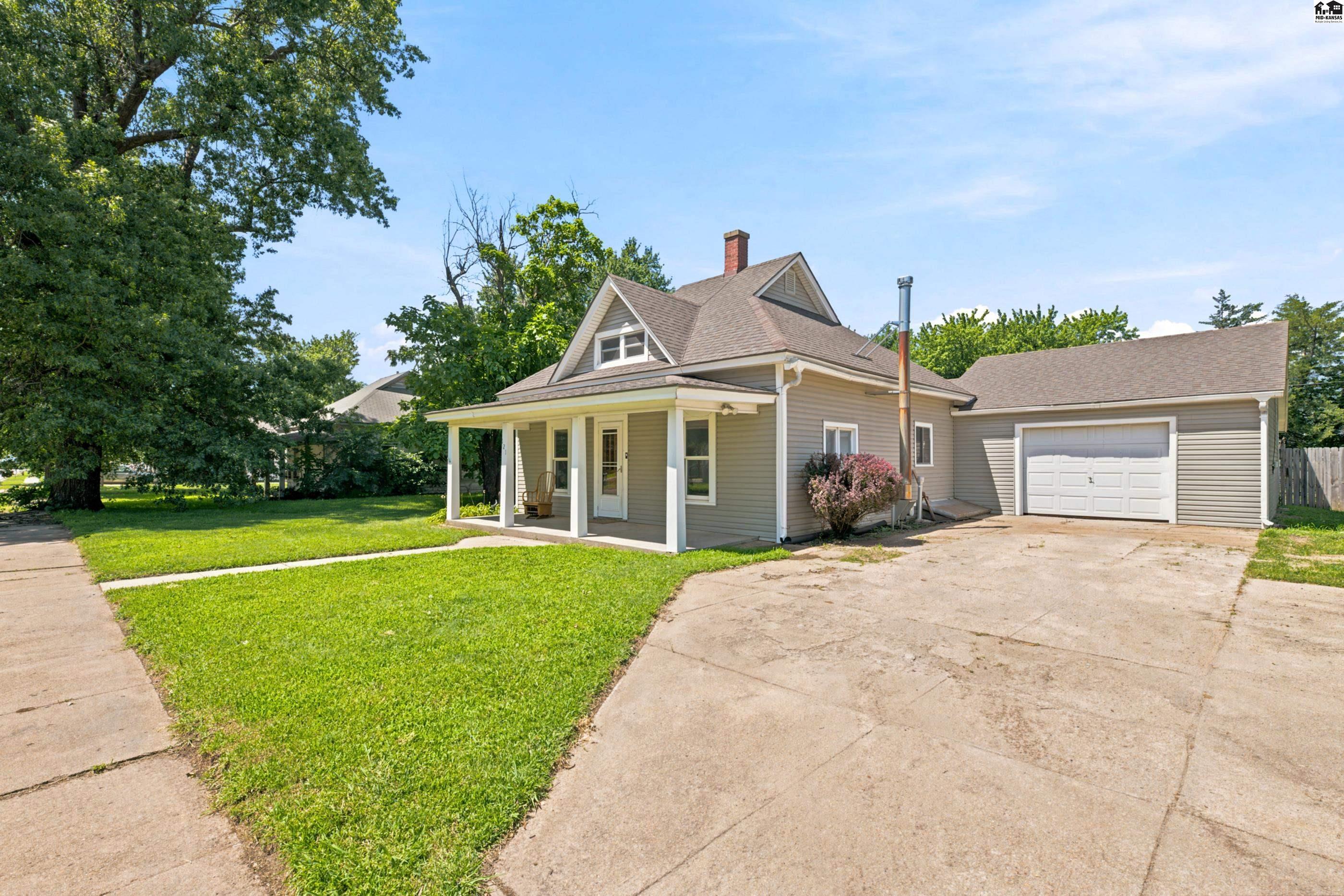 121 S Plum St, Pretty Prairie, KS 67570