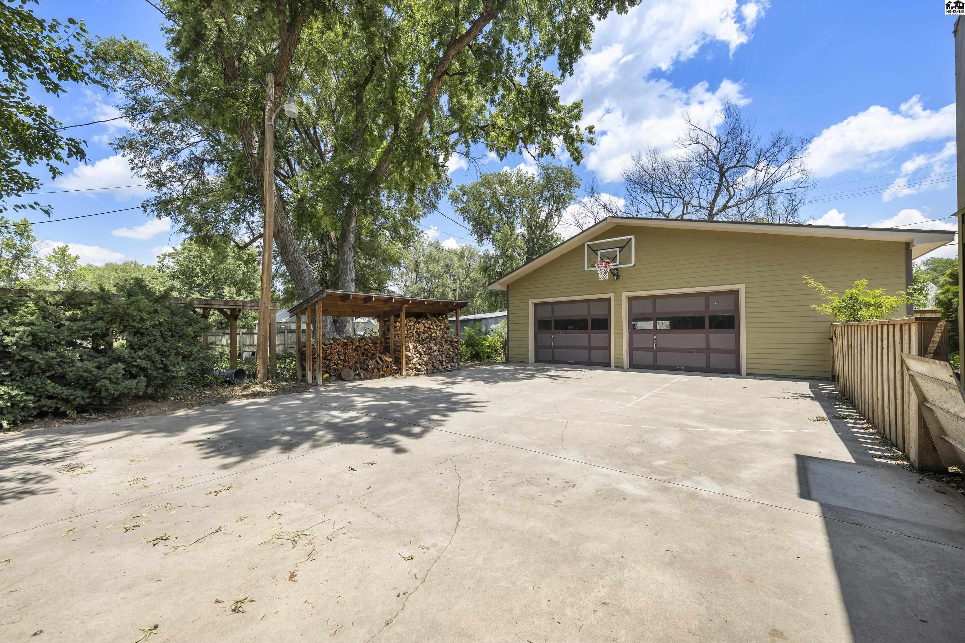 204 N 6th St, Sterling, KS 67579