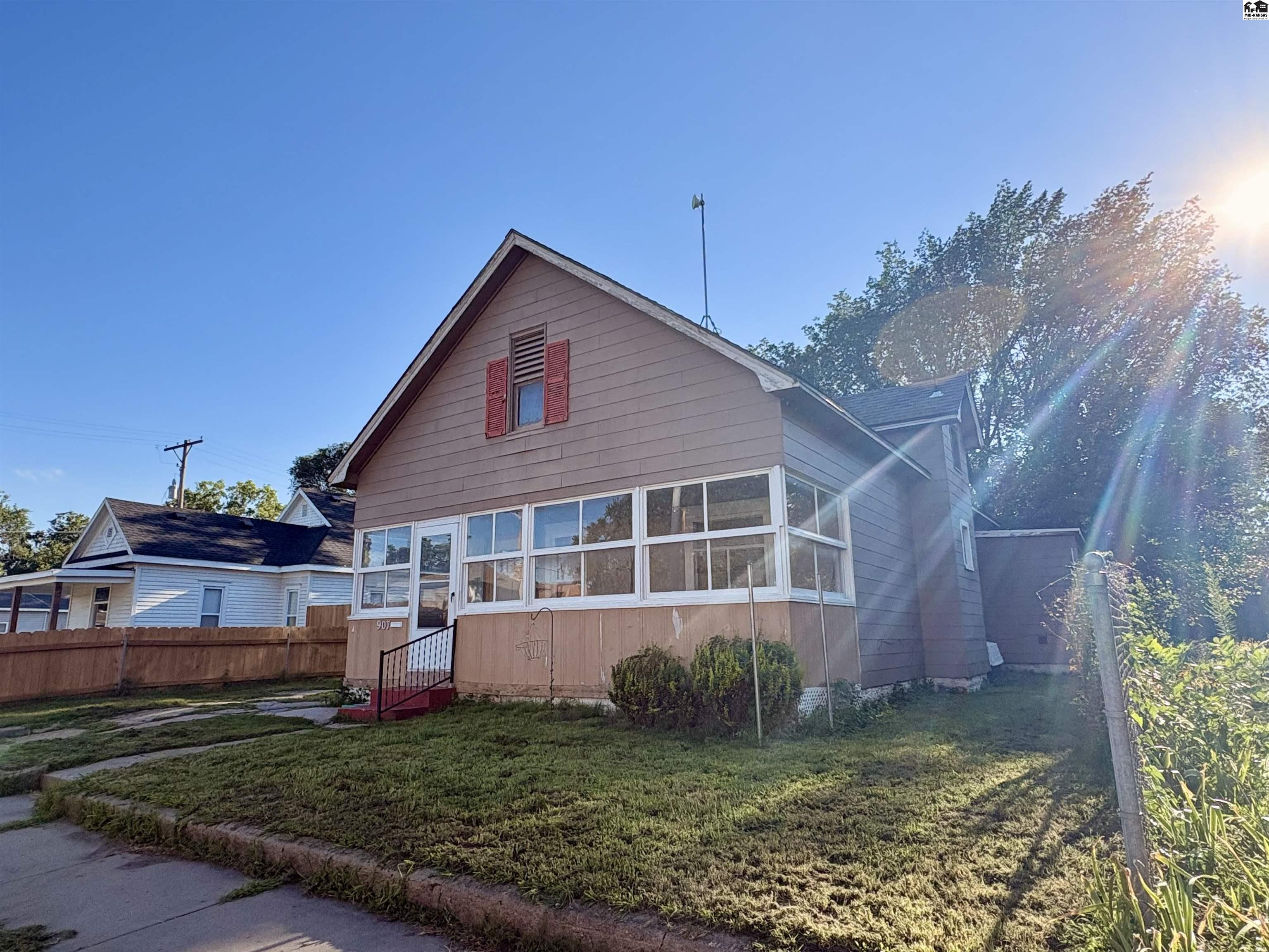907 N Monroe St, Hutchinson, KS 67501
