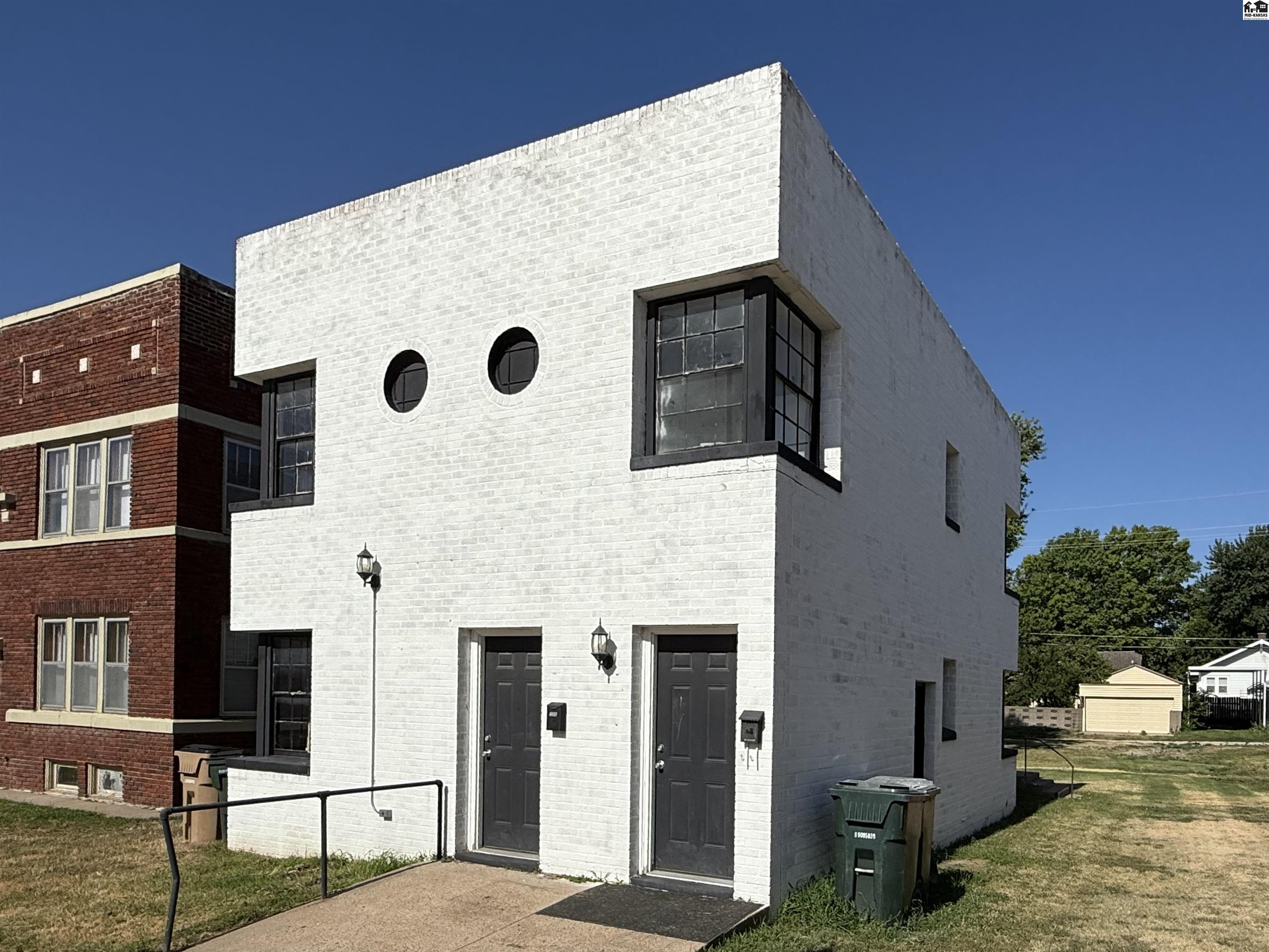 209 S West Ave, Lyons, KS 67554