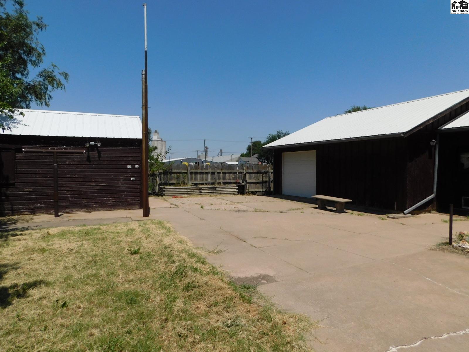 223 E 2nd St, Larned, KS 67550