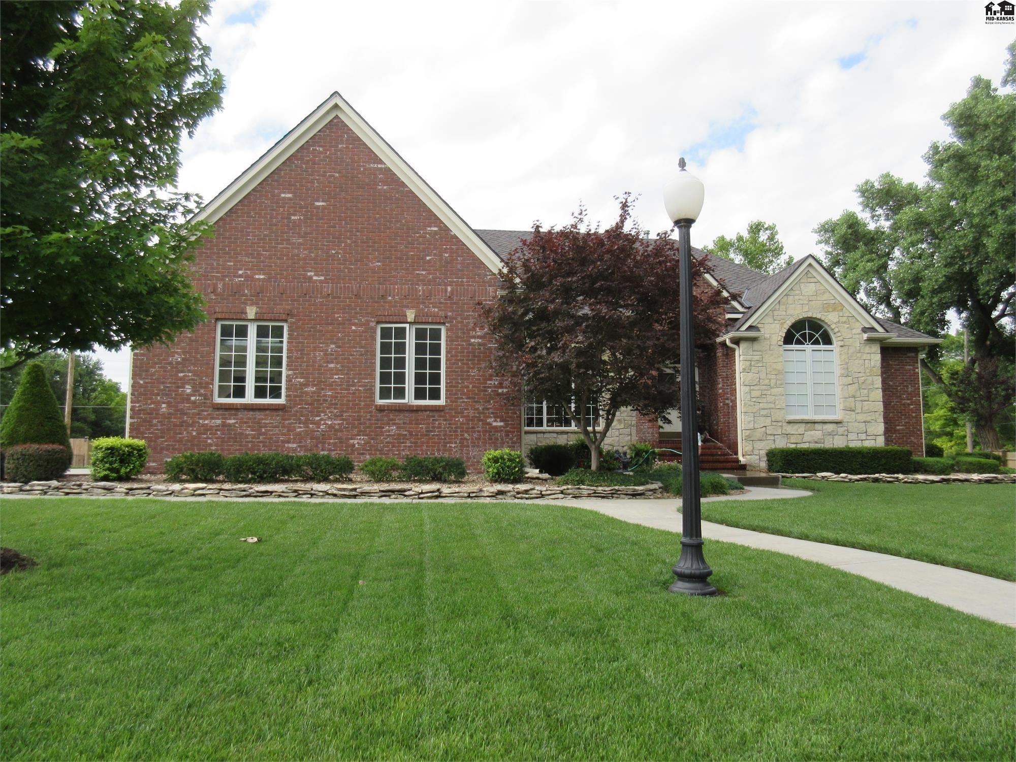 2534 Briarwood Ln, Hutchinson, KS 67502