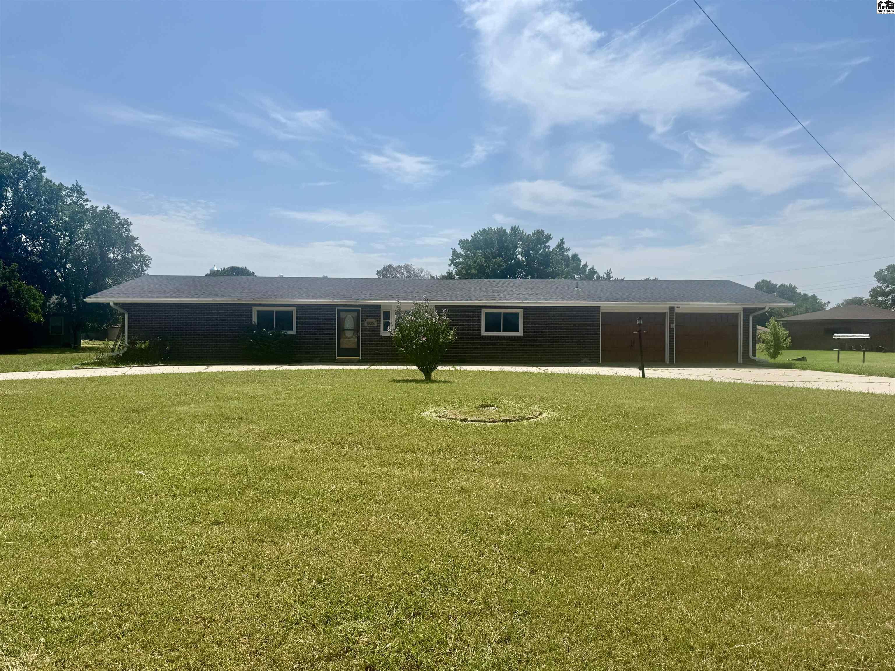 407 N Pennsylvania Ave, Holyrood, KS 67450