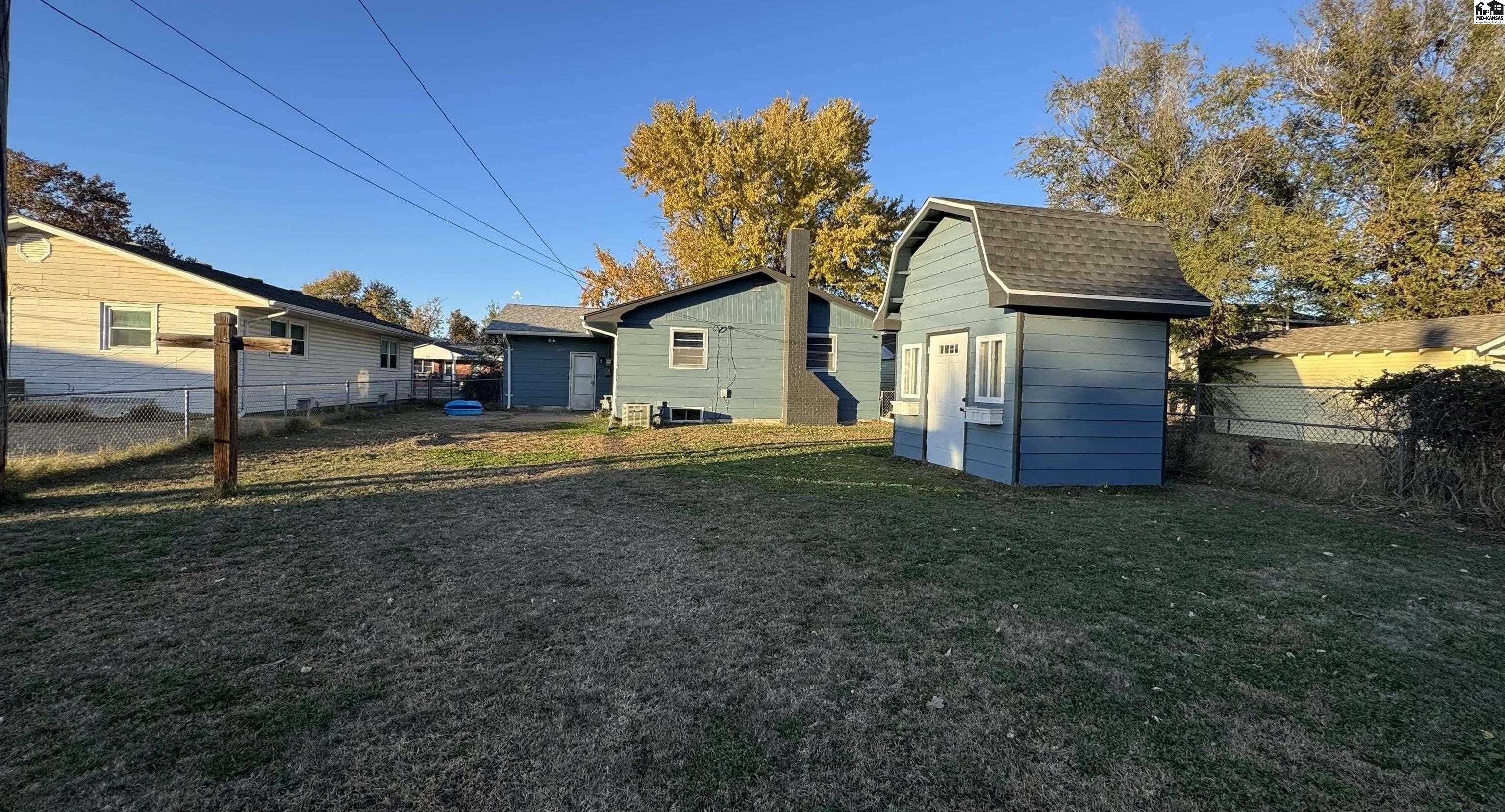 915 College Ln, Hutchinson, KS 67501
