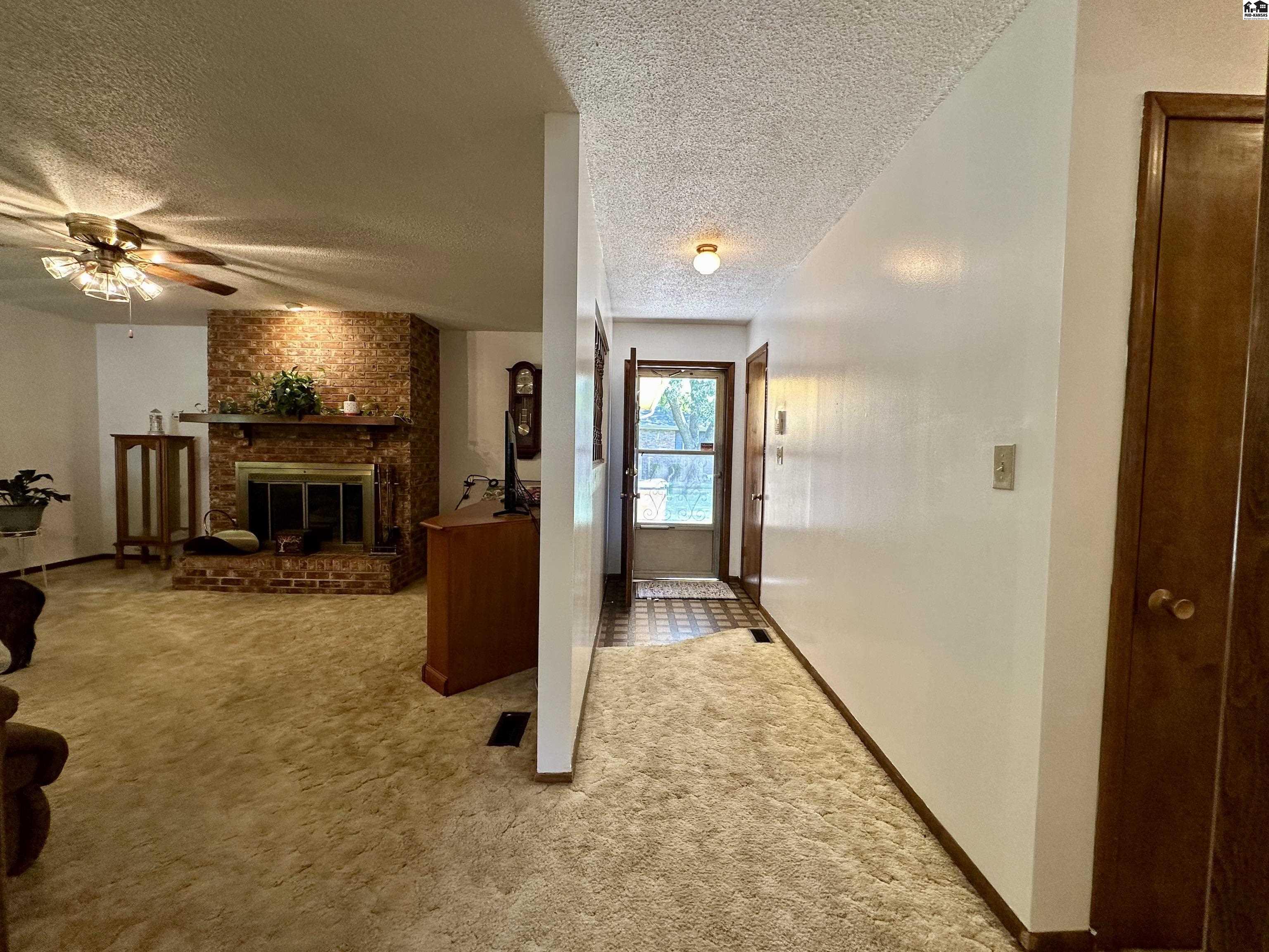 4504 Foothill Dr, Hutchinson, KS 67502