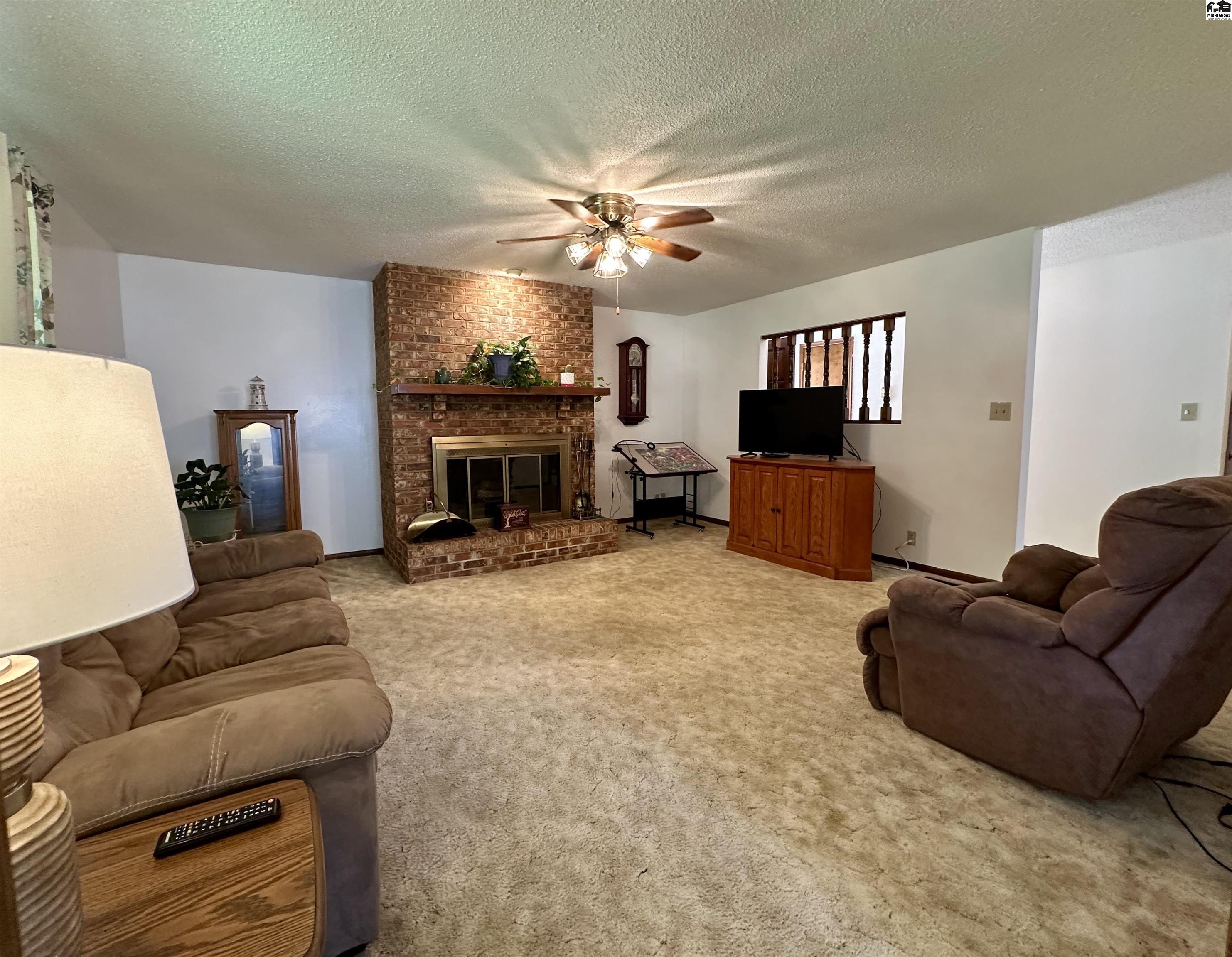 4504 Foothill Dr, Hutchinson, KS 67502