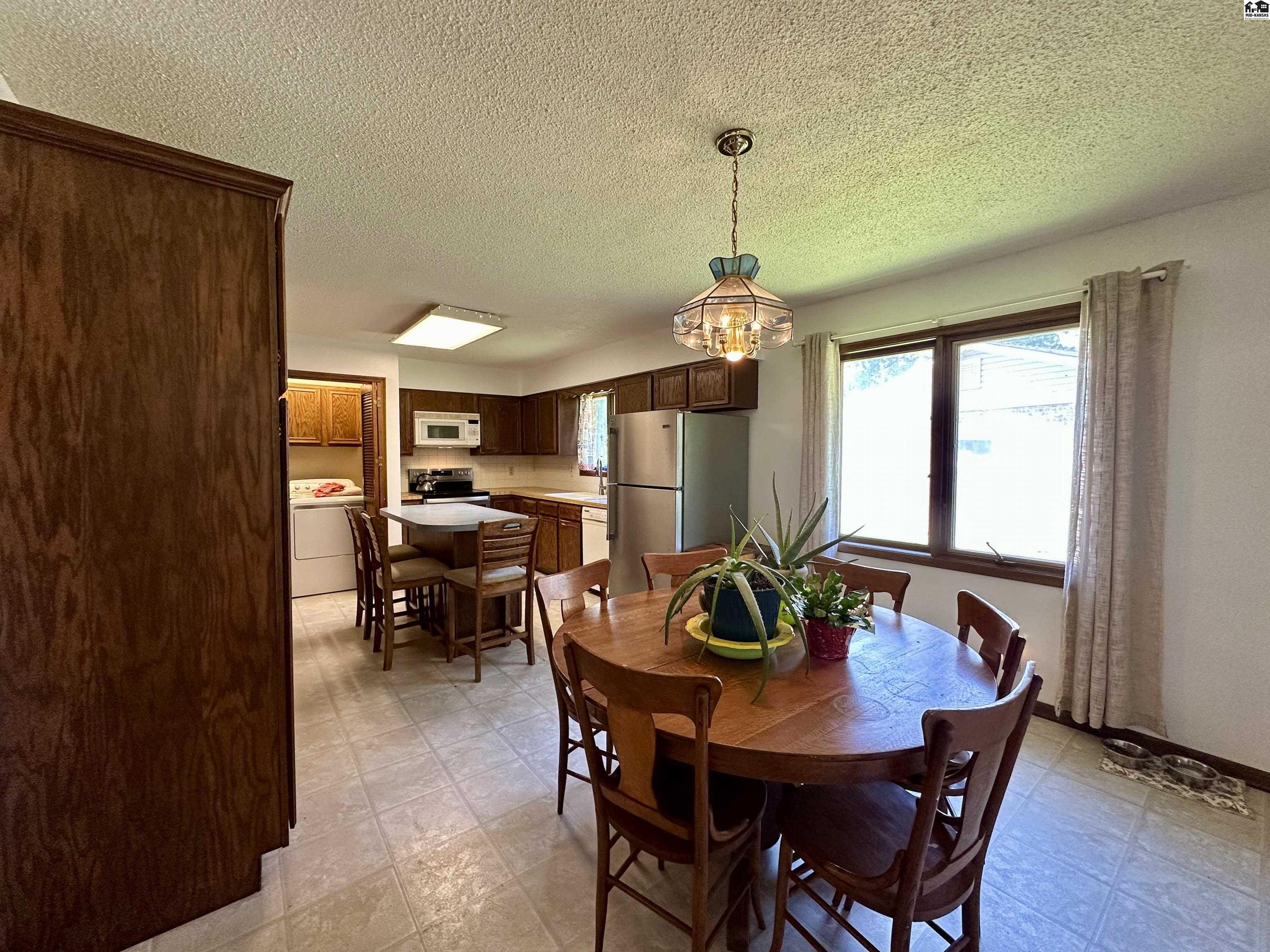 4504 Foothill Dr, Hutchinson, KS 67502