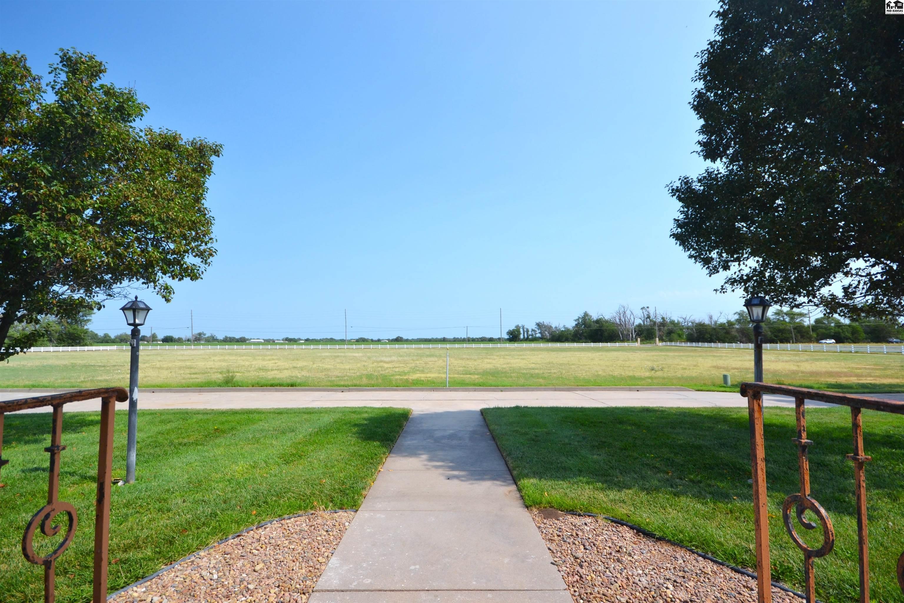 1725 W 4th Ave, Hutchinson, KS 67501