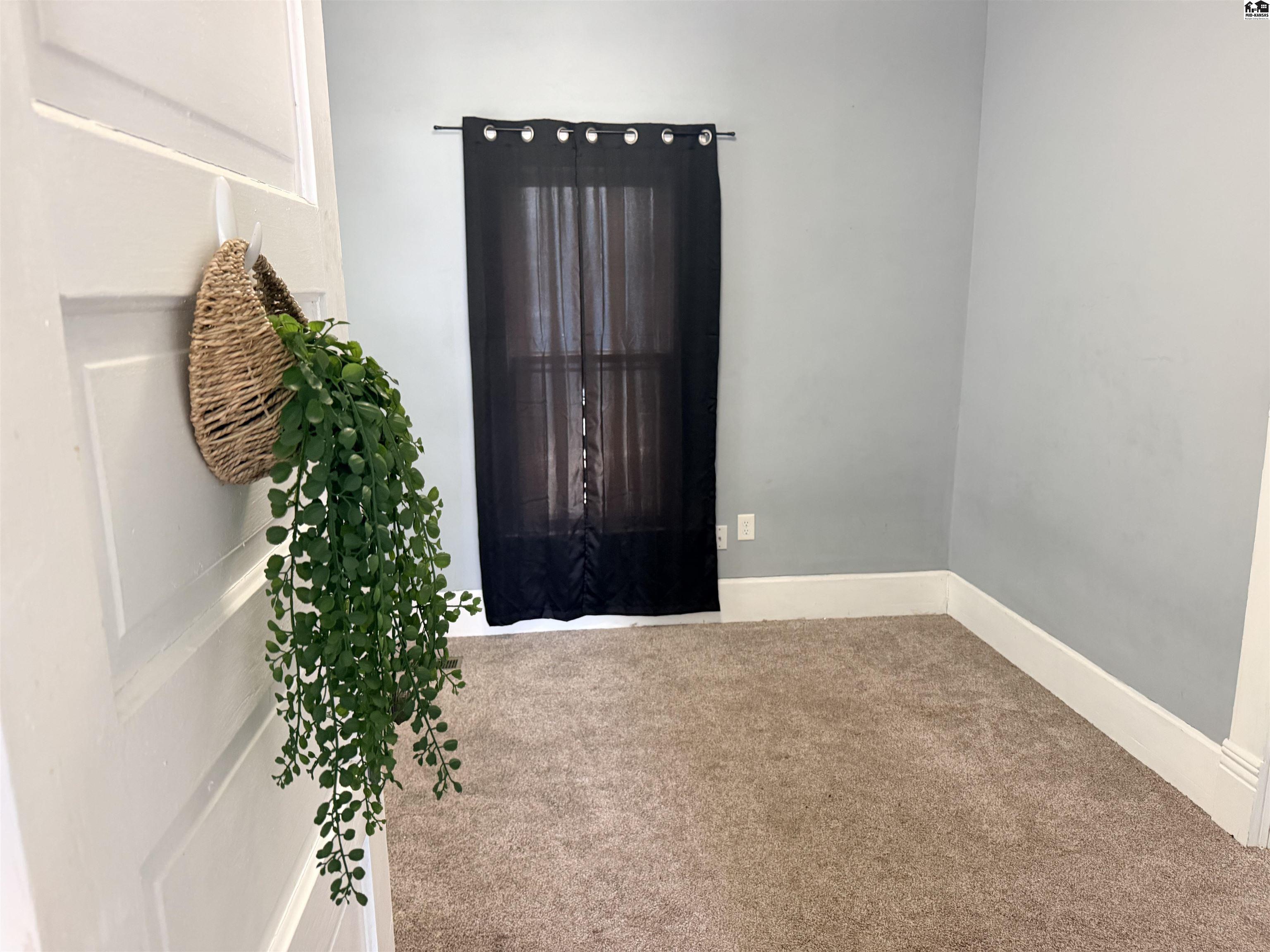 111 N 5th St, Canton, KS 67428