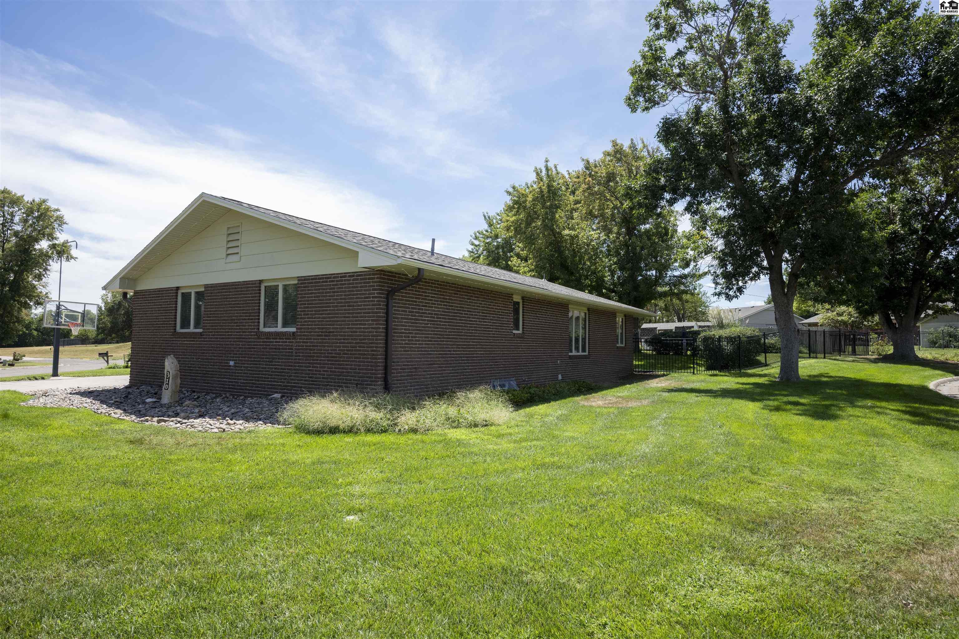 310 Meadowlark Dr, Lyons, KS 67554
