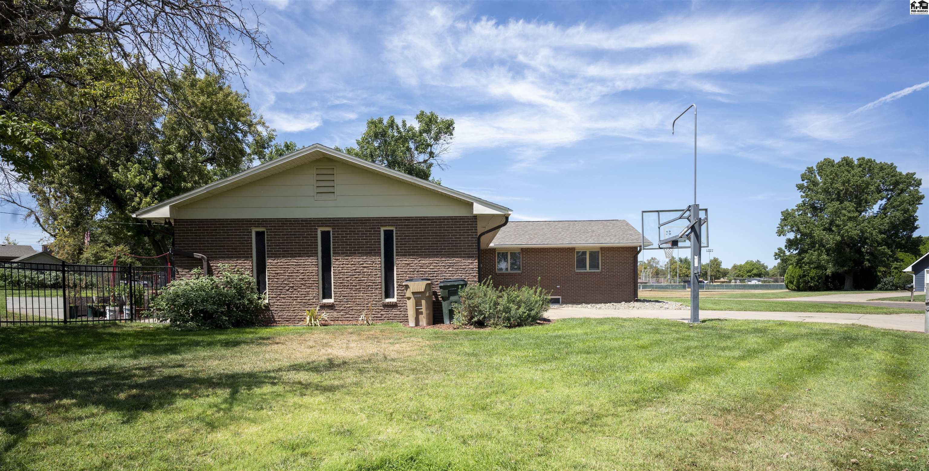 310 Meadowlark Dr, Lyons, KS 67554