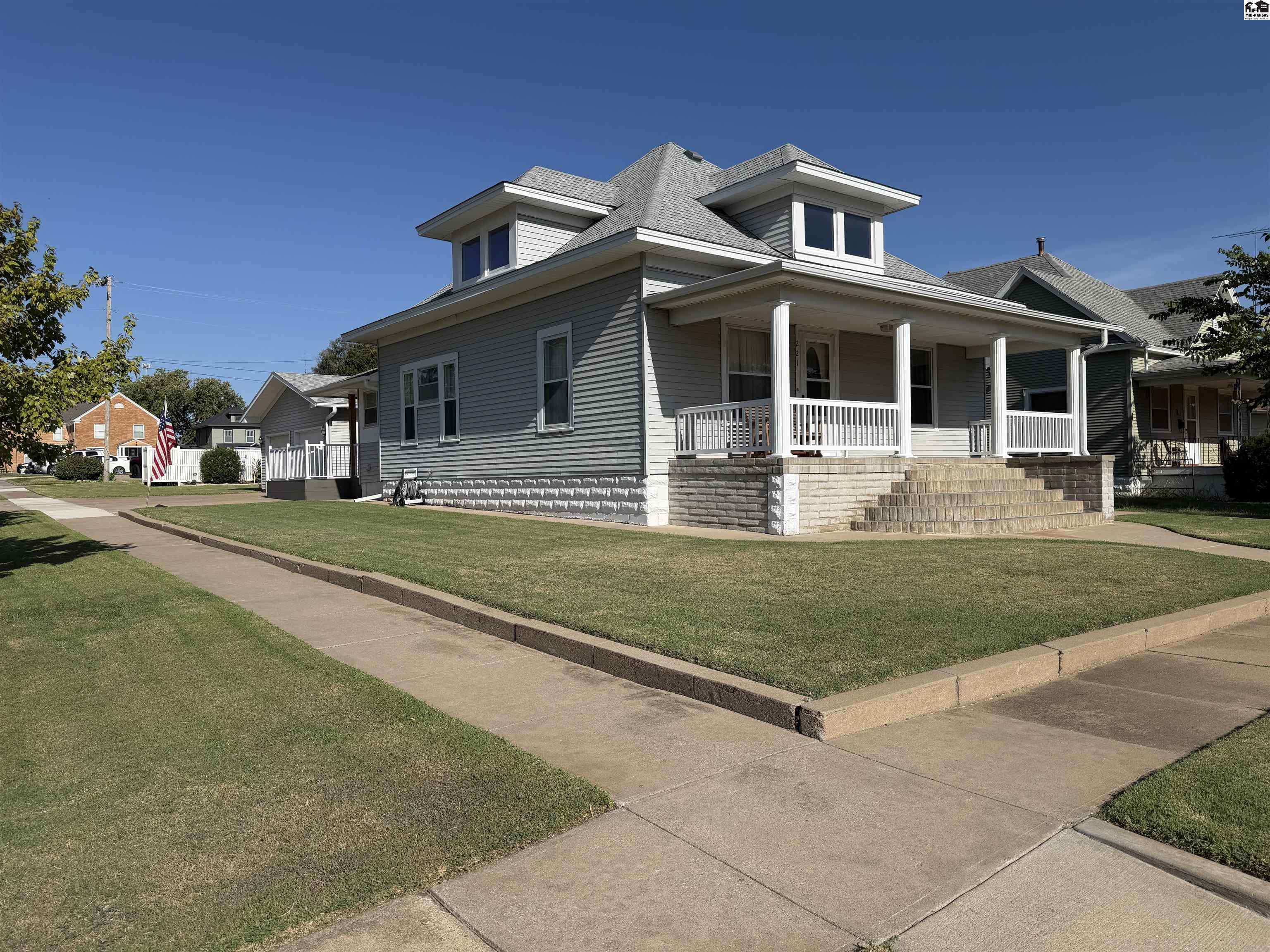 221 S Pine St, Pratt, KS 67124