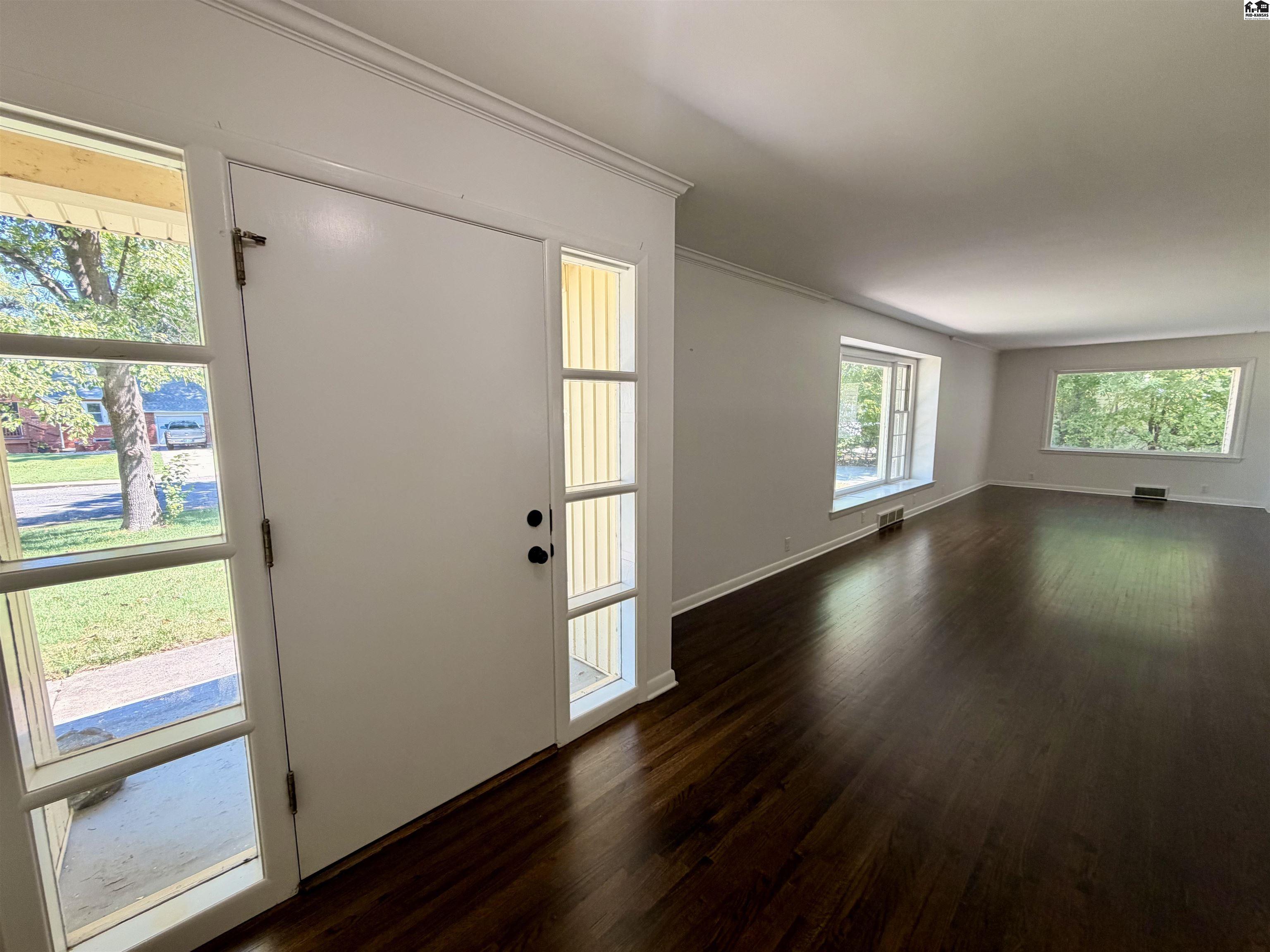 211 Hyde Park Dr, Hutchinson, KS 67502