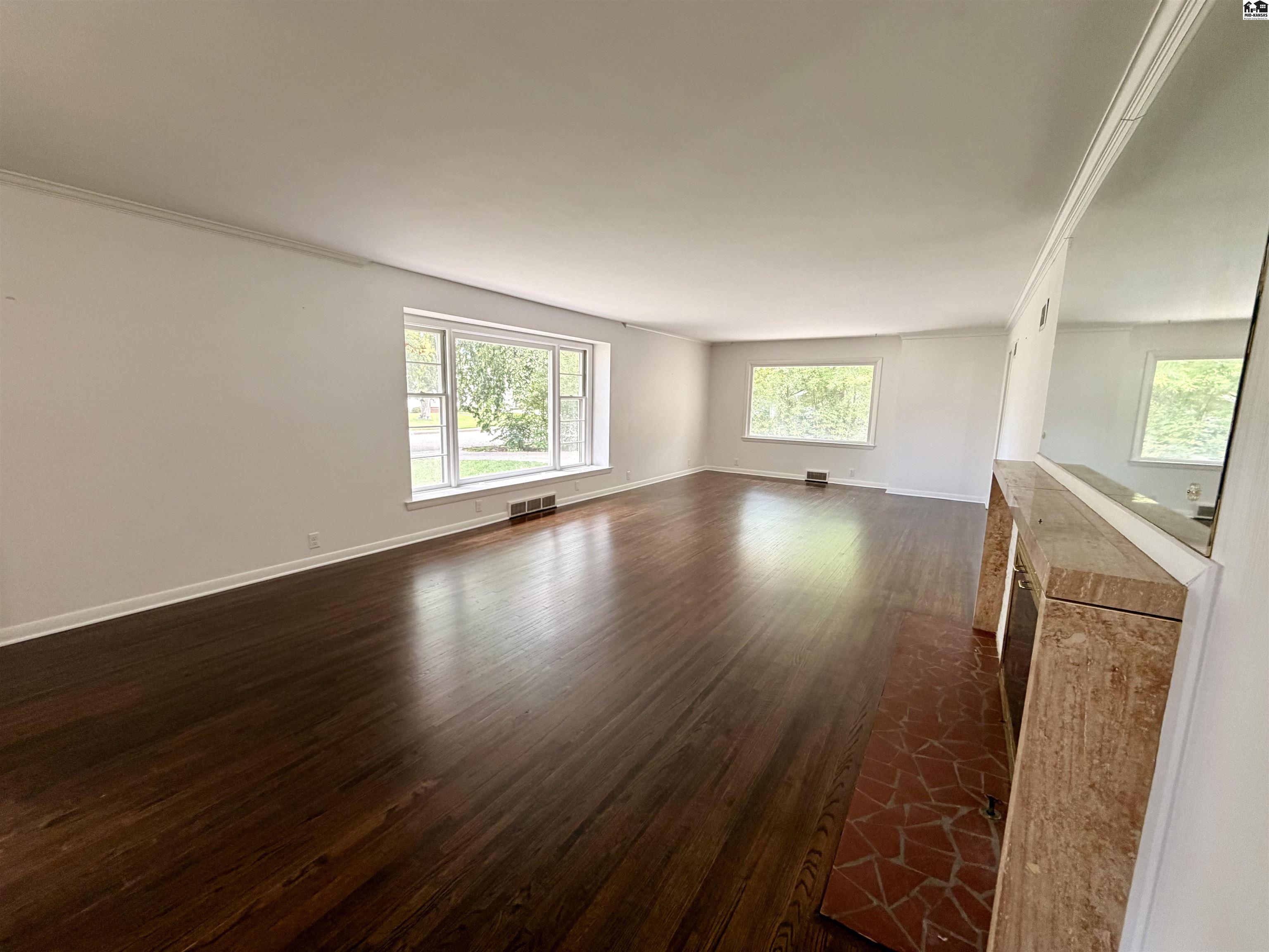 211 Hyde Park Dr, Hutchinson, KS 67502