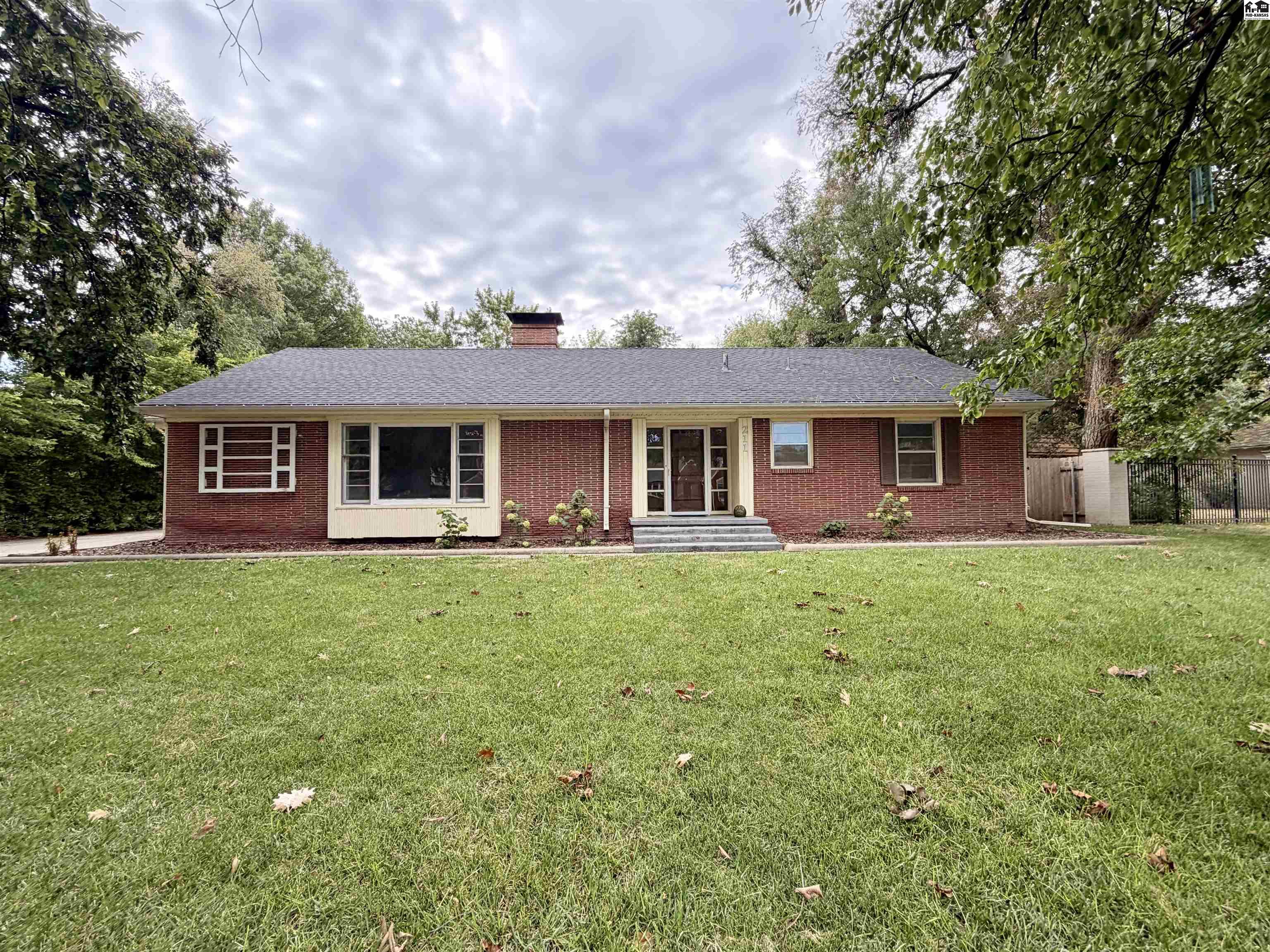 211 Hyde Park Dr, Hutchinson, KS 67502
