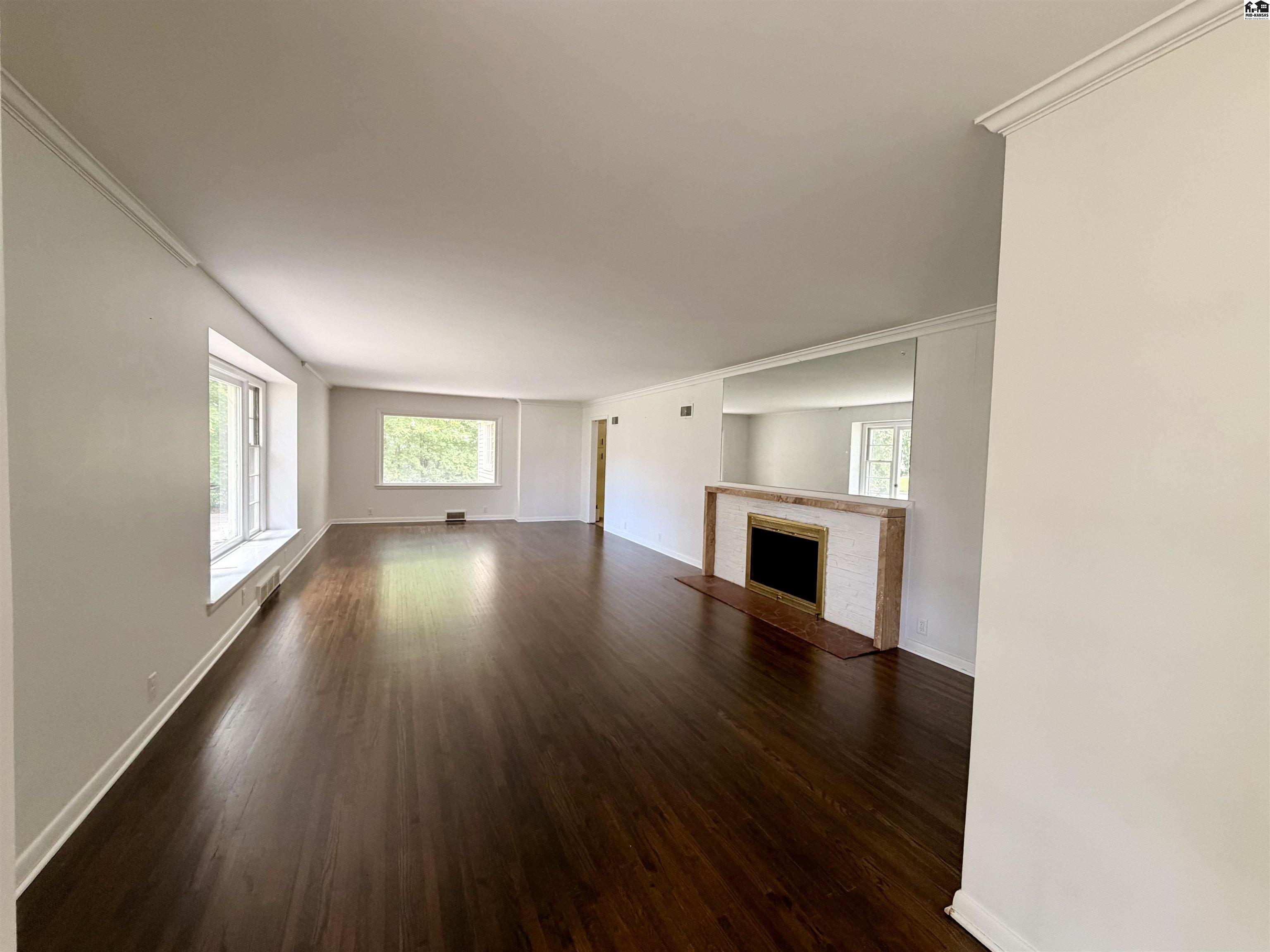 211 Hyde Park Dr, Hutchinson, KS 67502