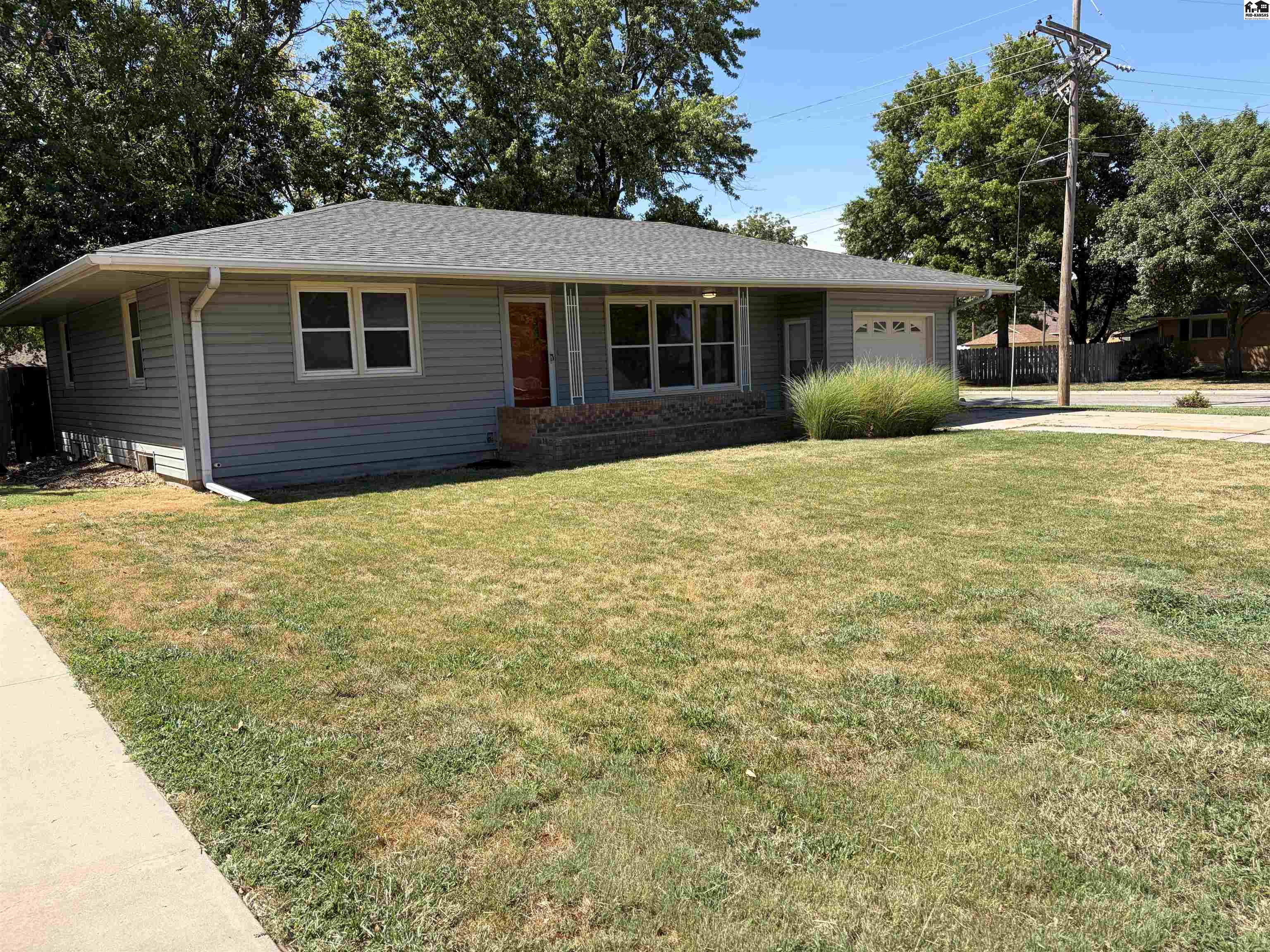 401 S Walnut St, Inman, KS 67546