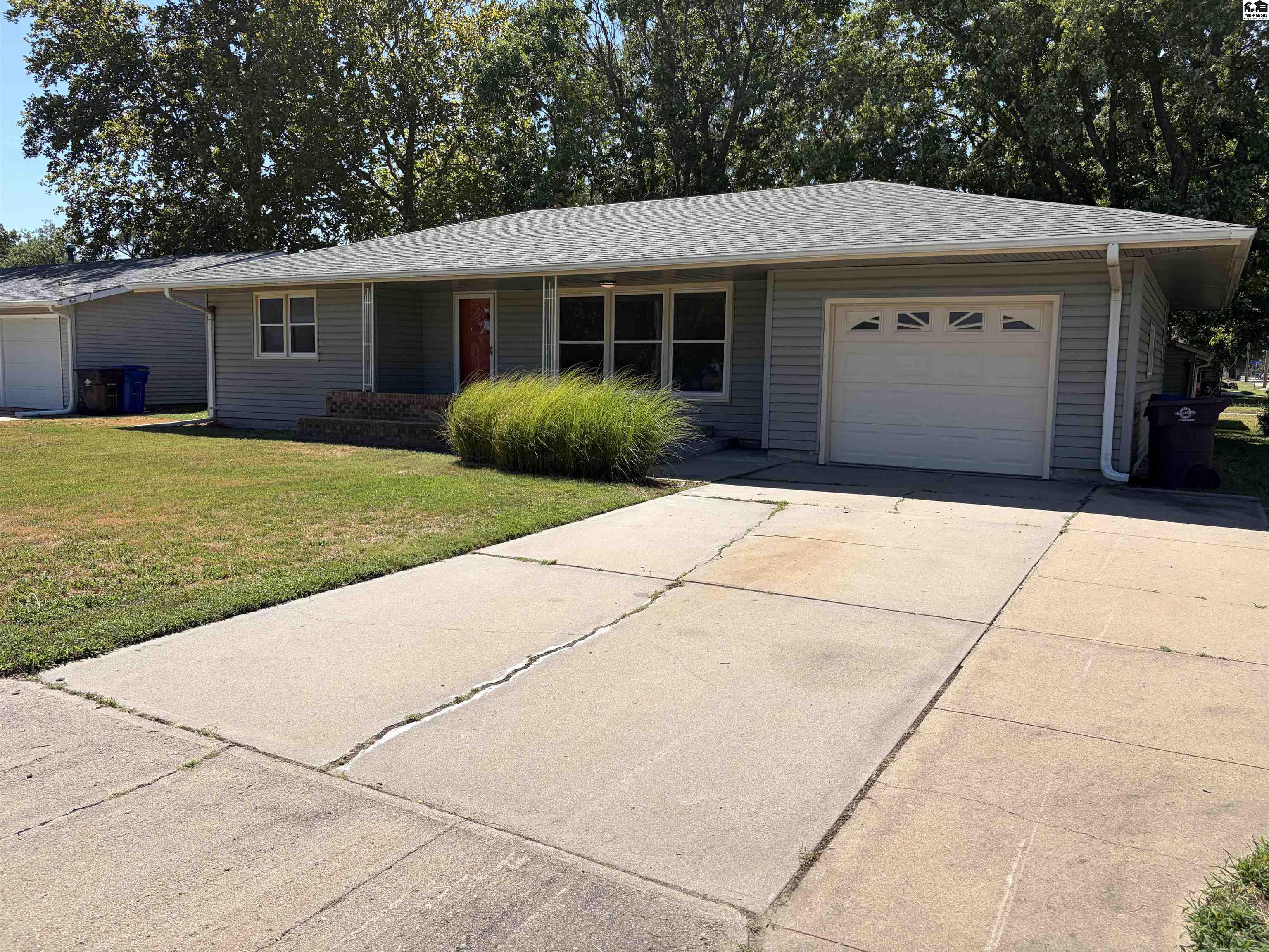 401 S Walnut St, Inman, KS 67546