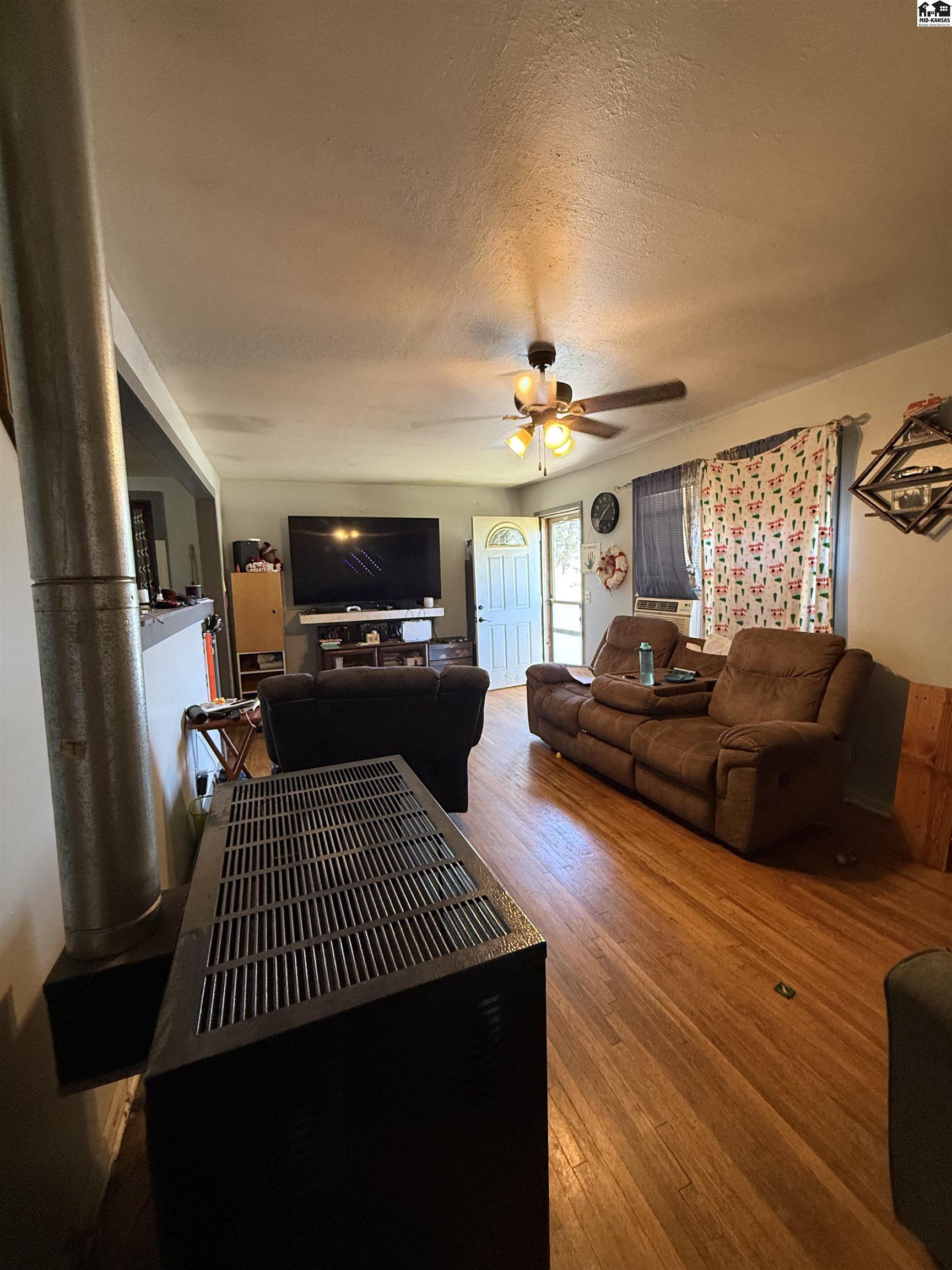15 N Town St, Hutchinson, KS 67501