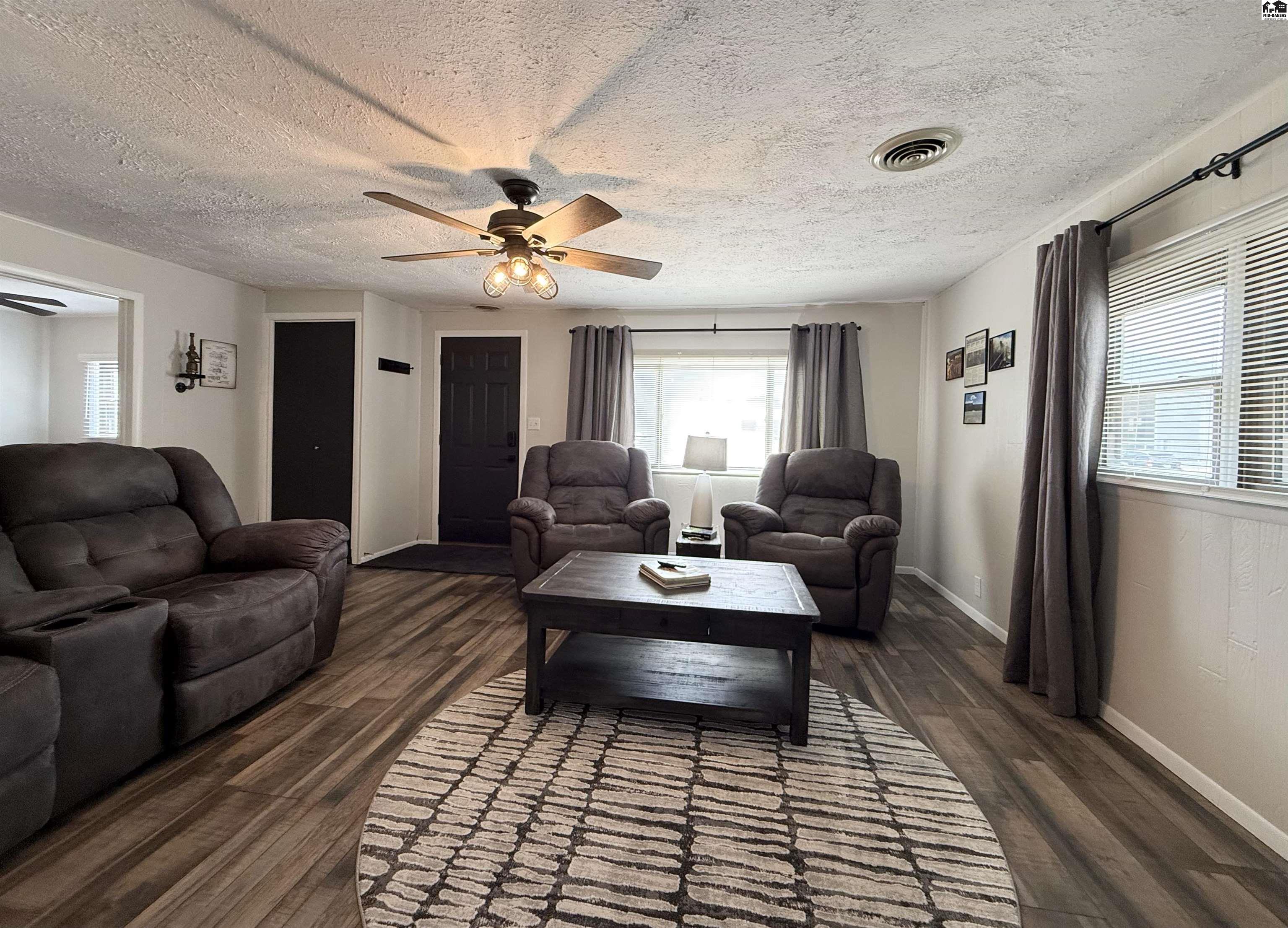 818 E 2nd Ave, Hutchinson, KS 67501
