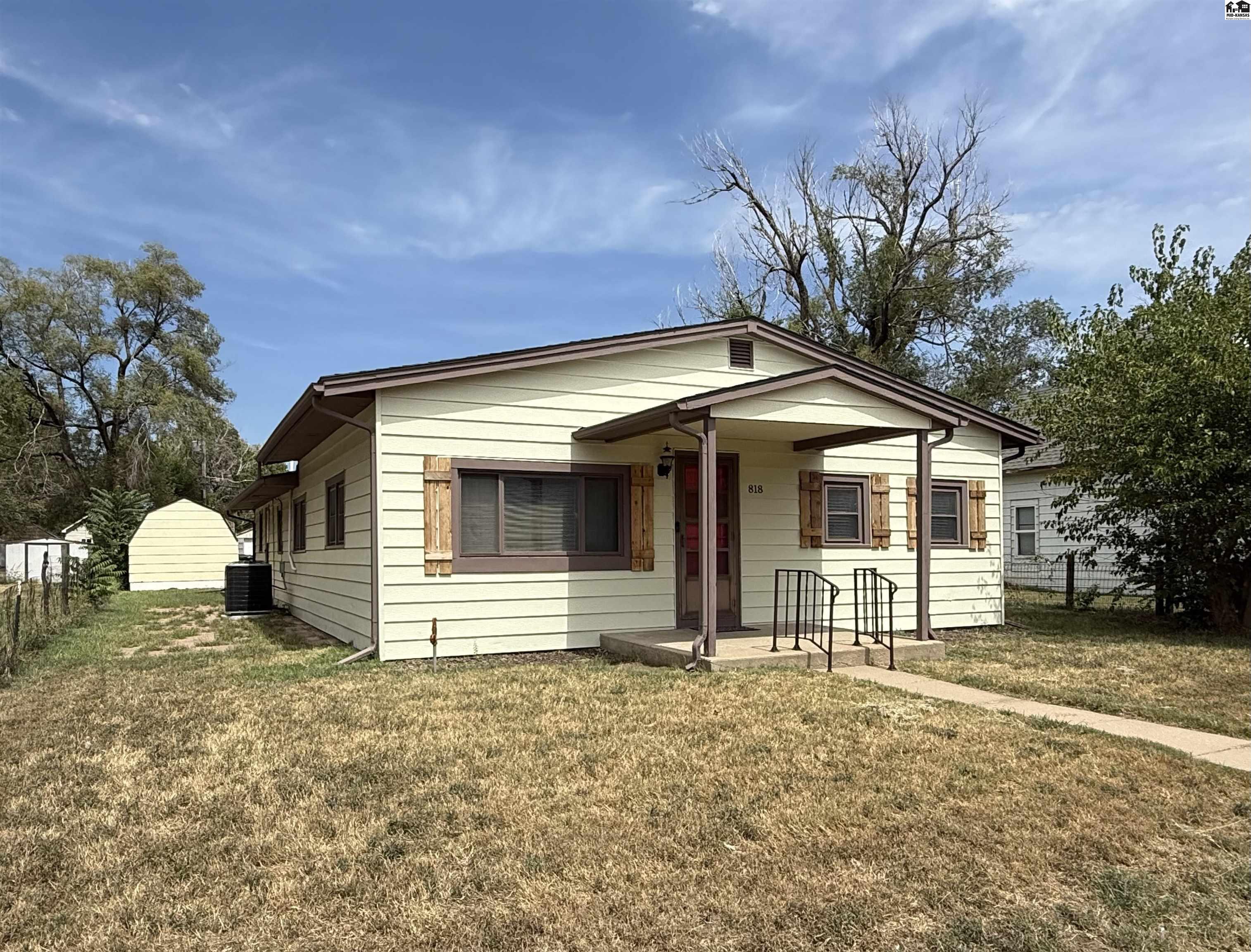 818 E 2nd Ave, Hutchinson, KS 67501