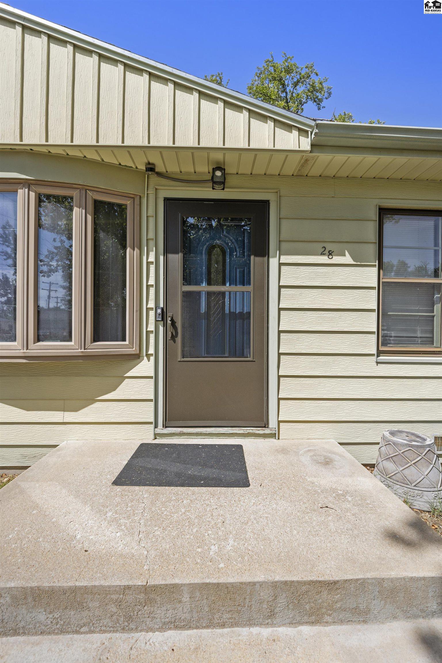 28 Faircrest Dr, Hutchinson, KS 67502