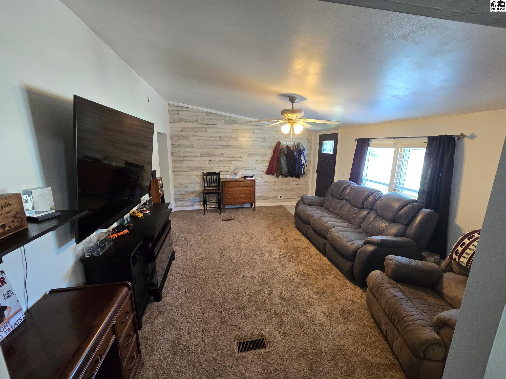 109 E 36th Ave, Hutchinson, KS 67502
