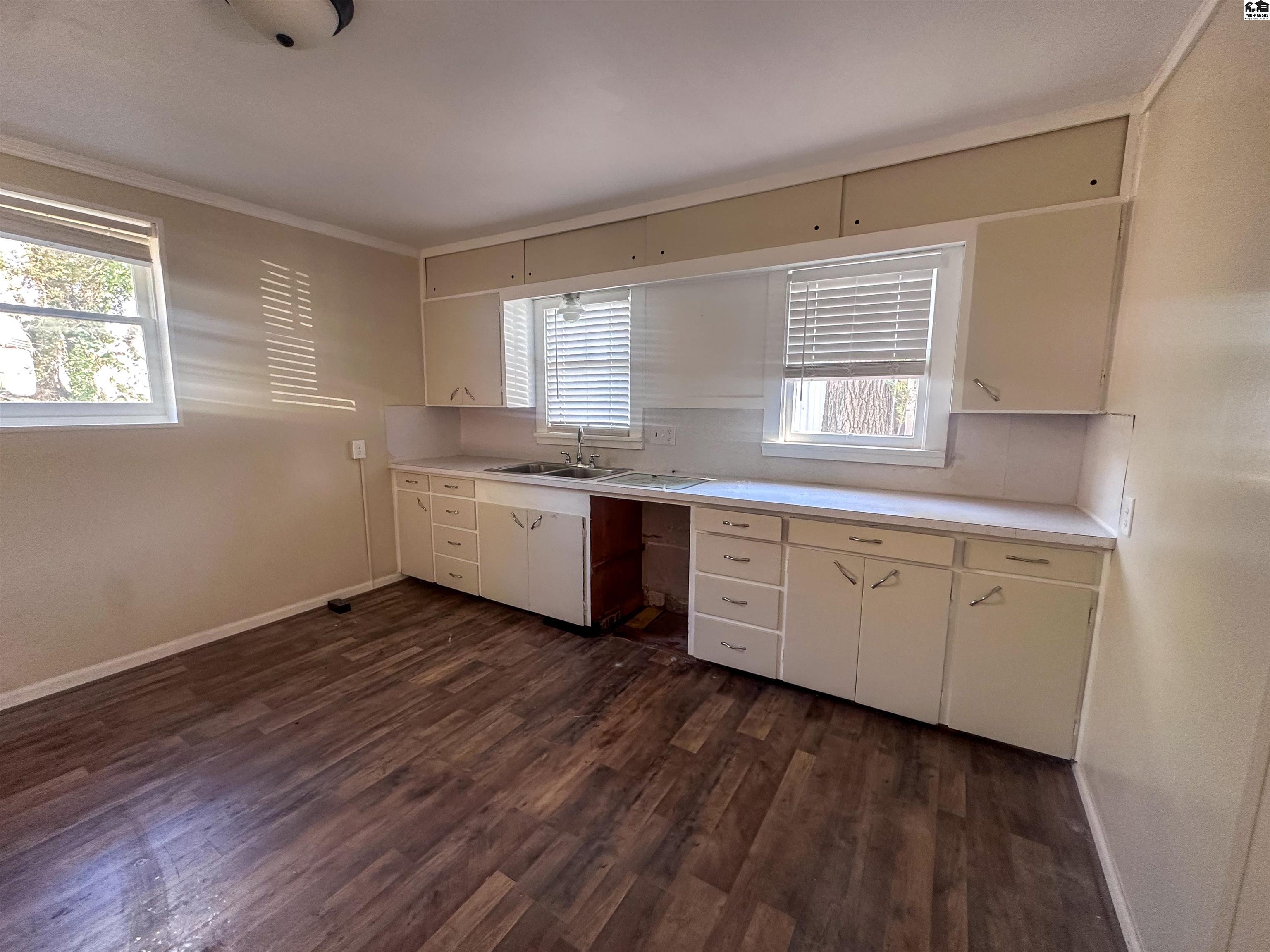 110 N Thompson St, Pratt, KS 67124