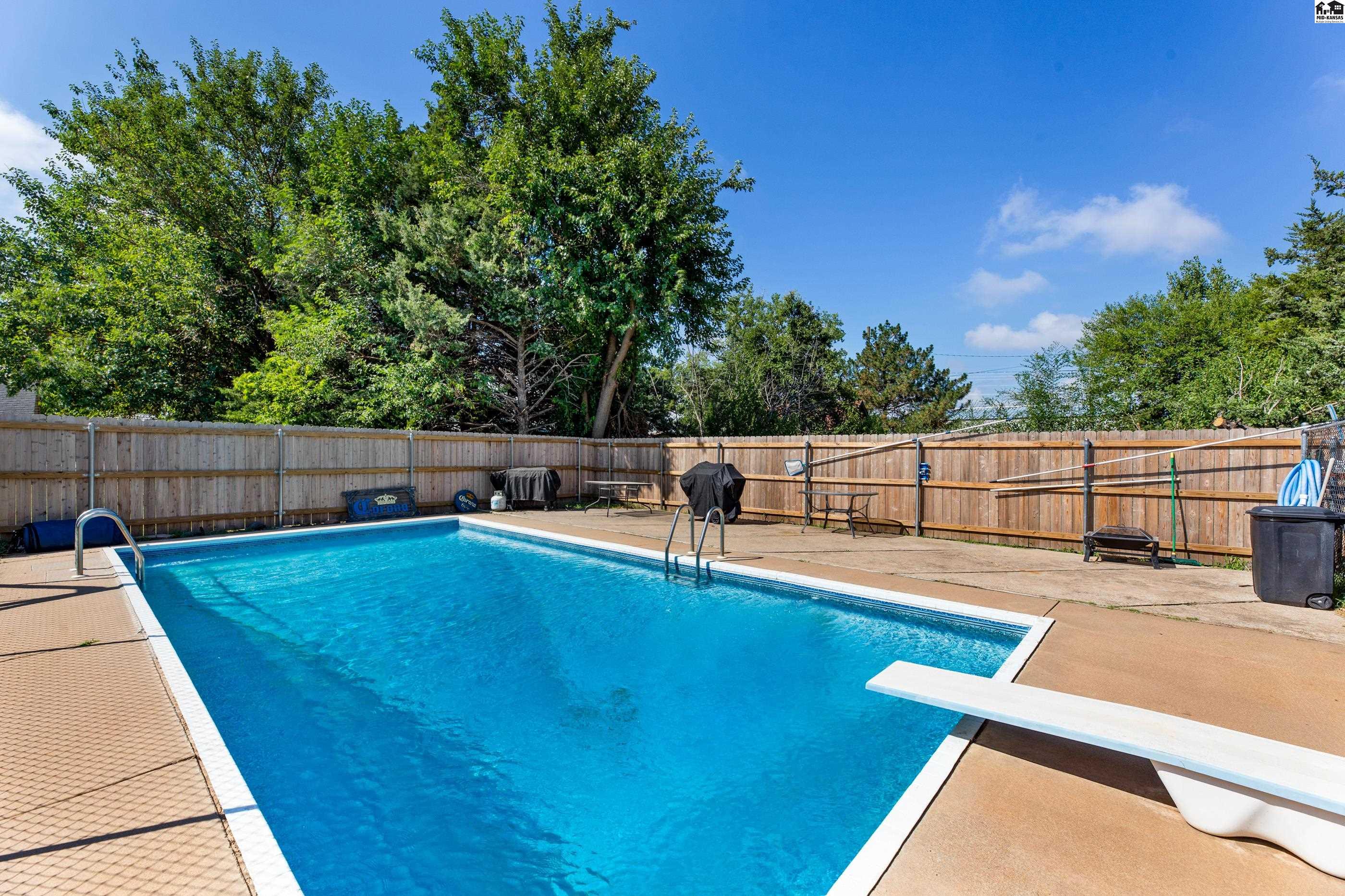 605 S Walnut St, South Hutchinson, KS 67505