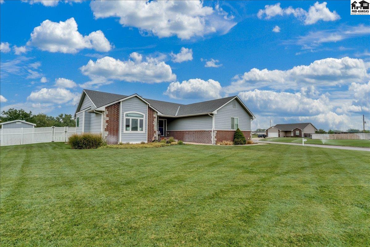 48 Detroit Dr, South Hutchinson, KS 67505