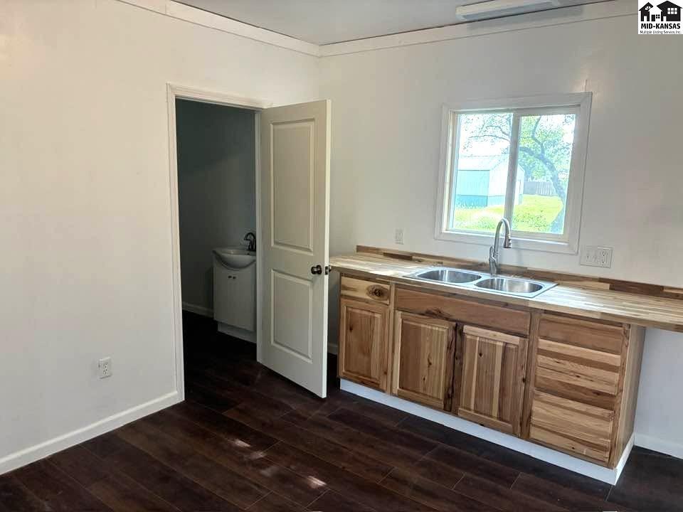 125 W 3rd St, Florence, KS 66851