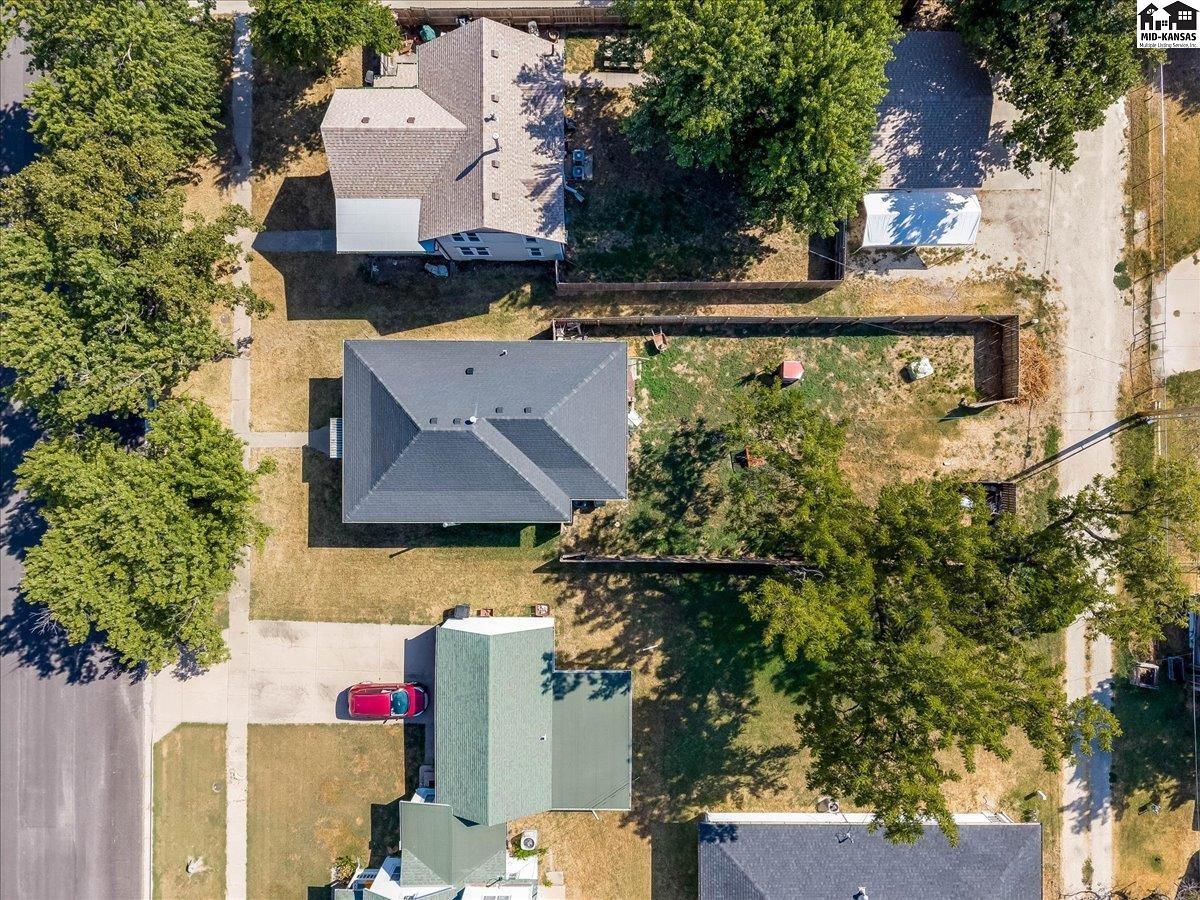 411 Santa Fe St, Halstead, KS 67056