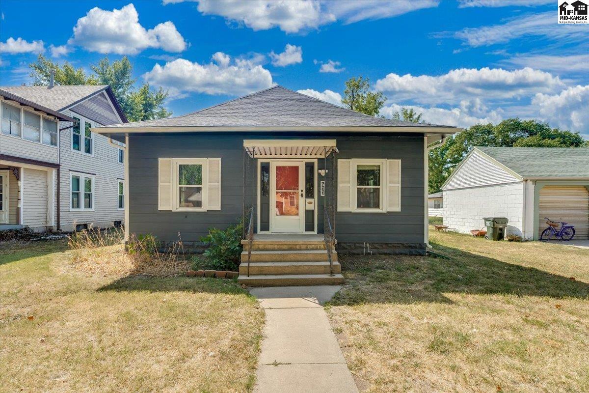 411 Santa Fe St, Halstead, KS 67056
