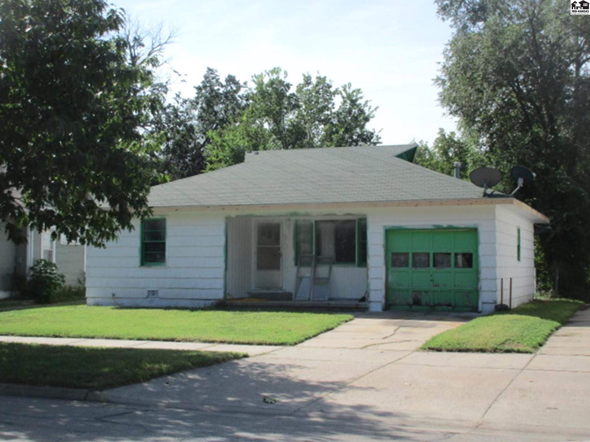 421 E 11th Ave, Hutchinson, KS 67501