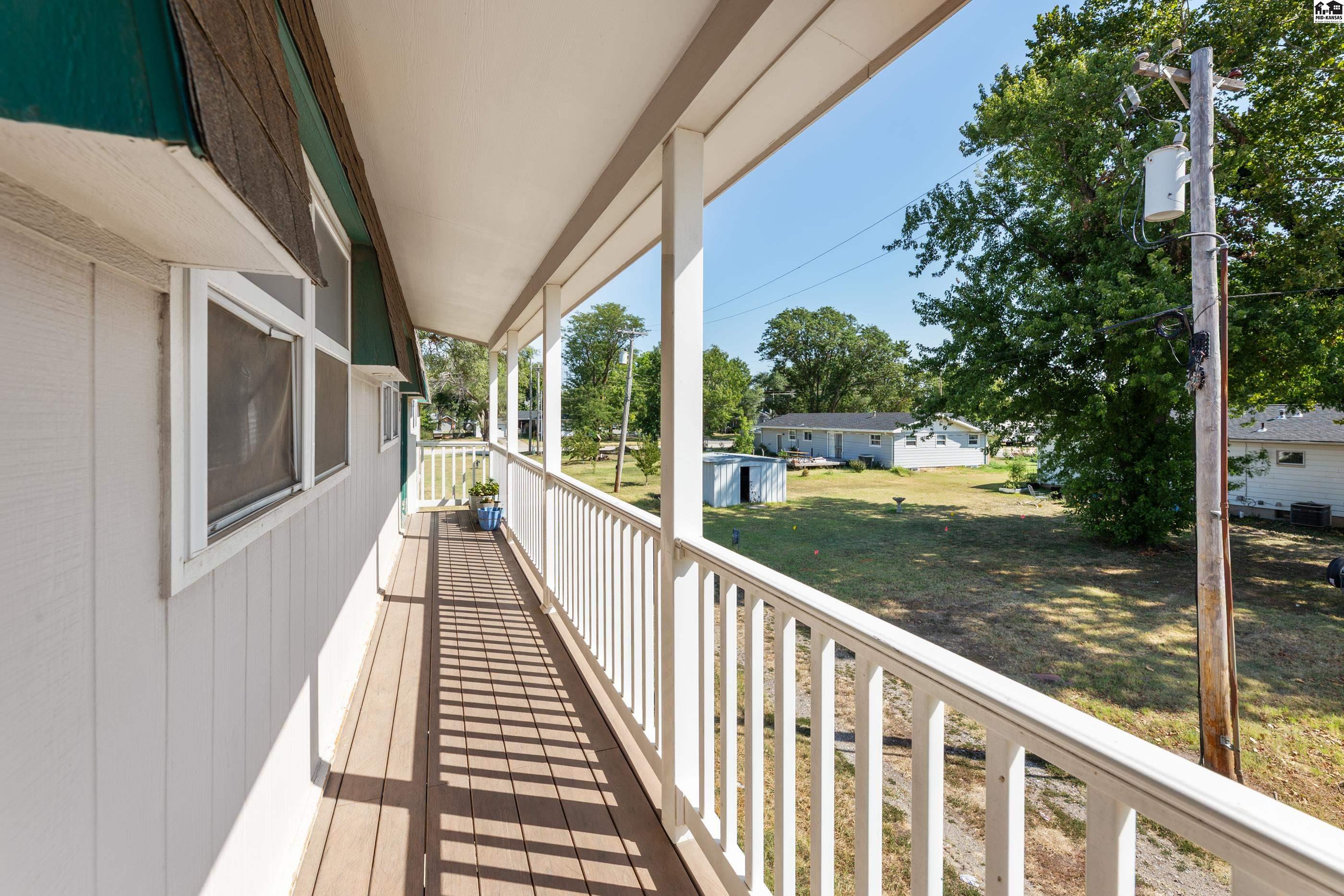 806 S Edwards Ave, Moundridge, KS 67107