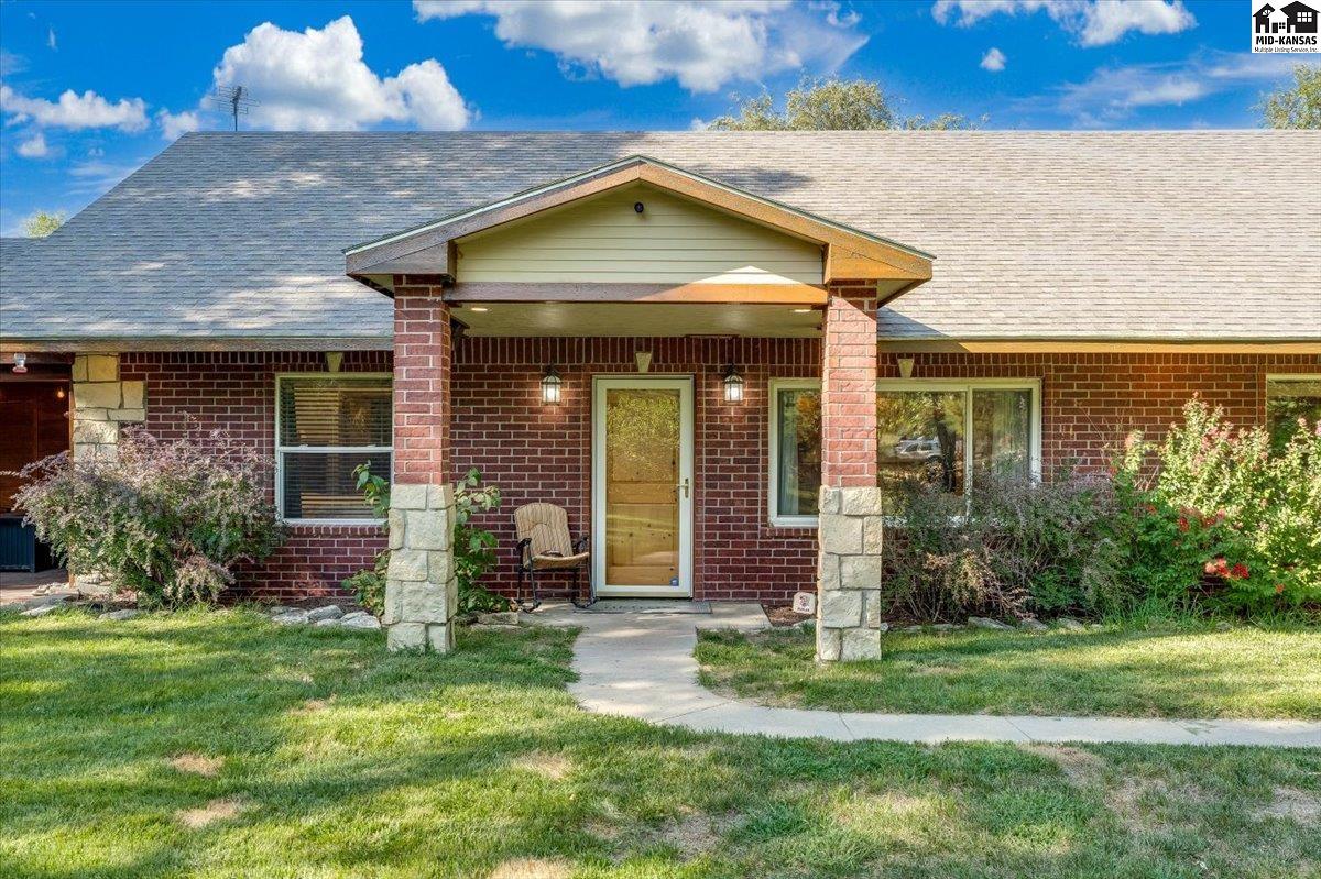 618 E 71st Ave, Hutchinson, KS 67502