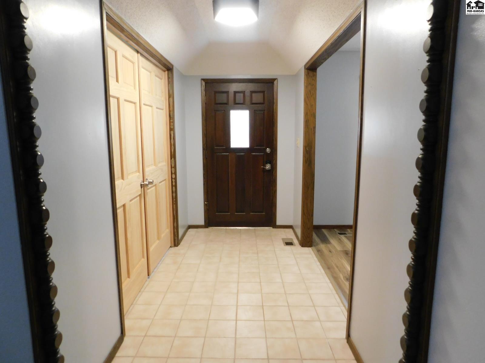 810 Lochinvar Ln, Hutchinson, KS 67502