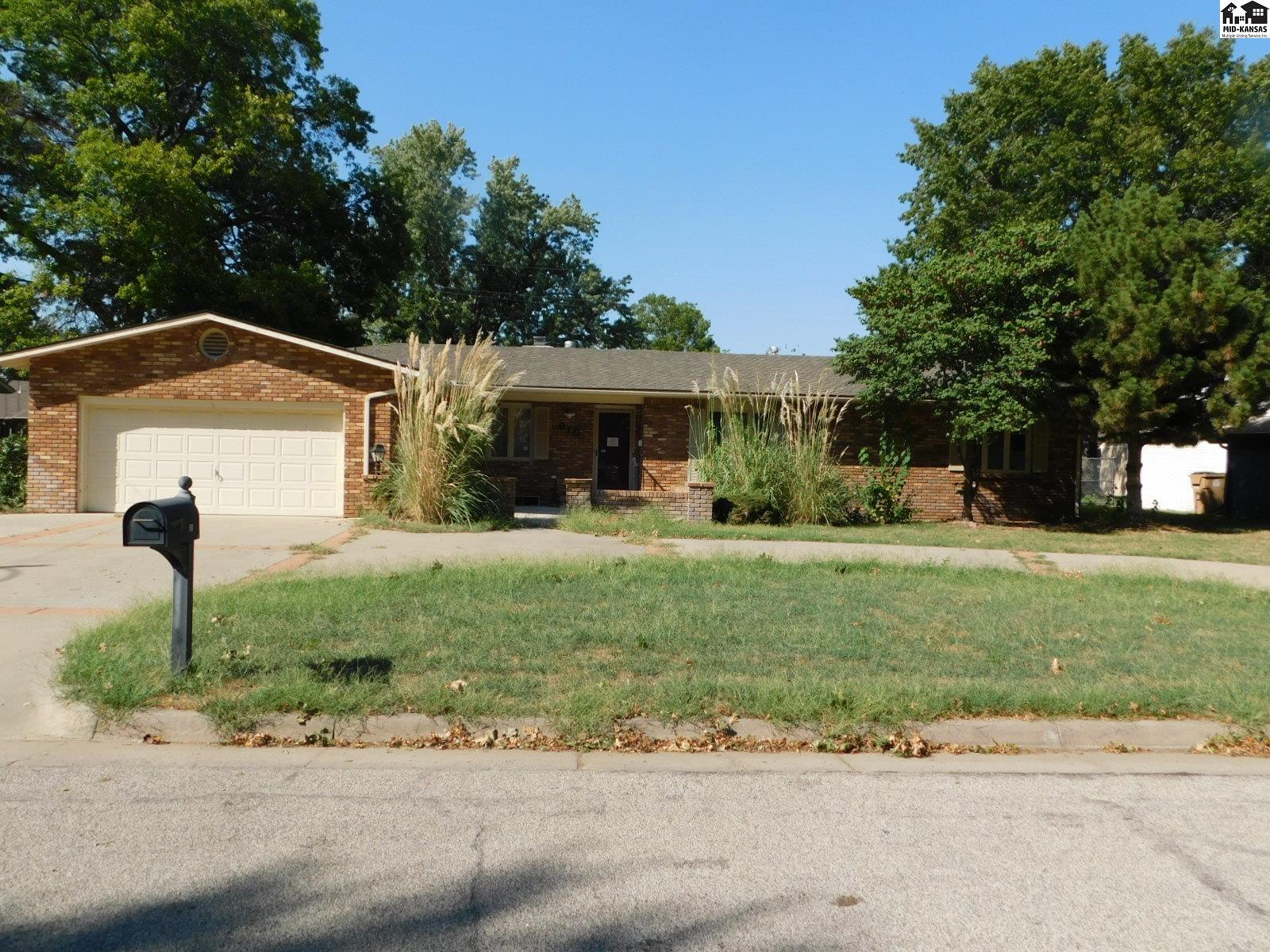 810 Lochinvar Ln, Hutchinson, KS 67502