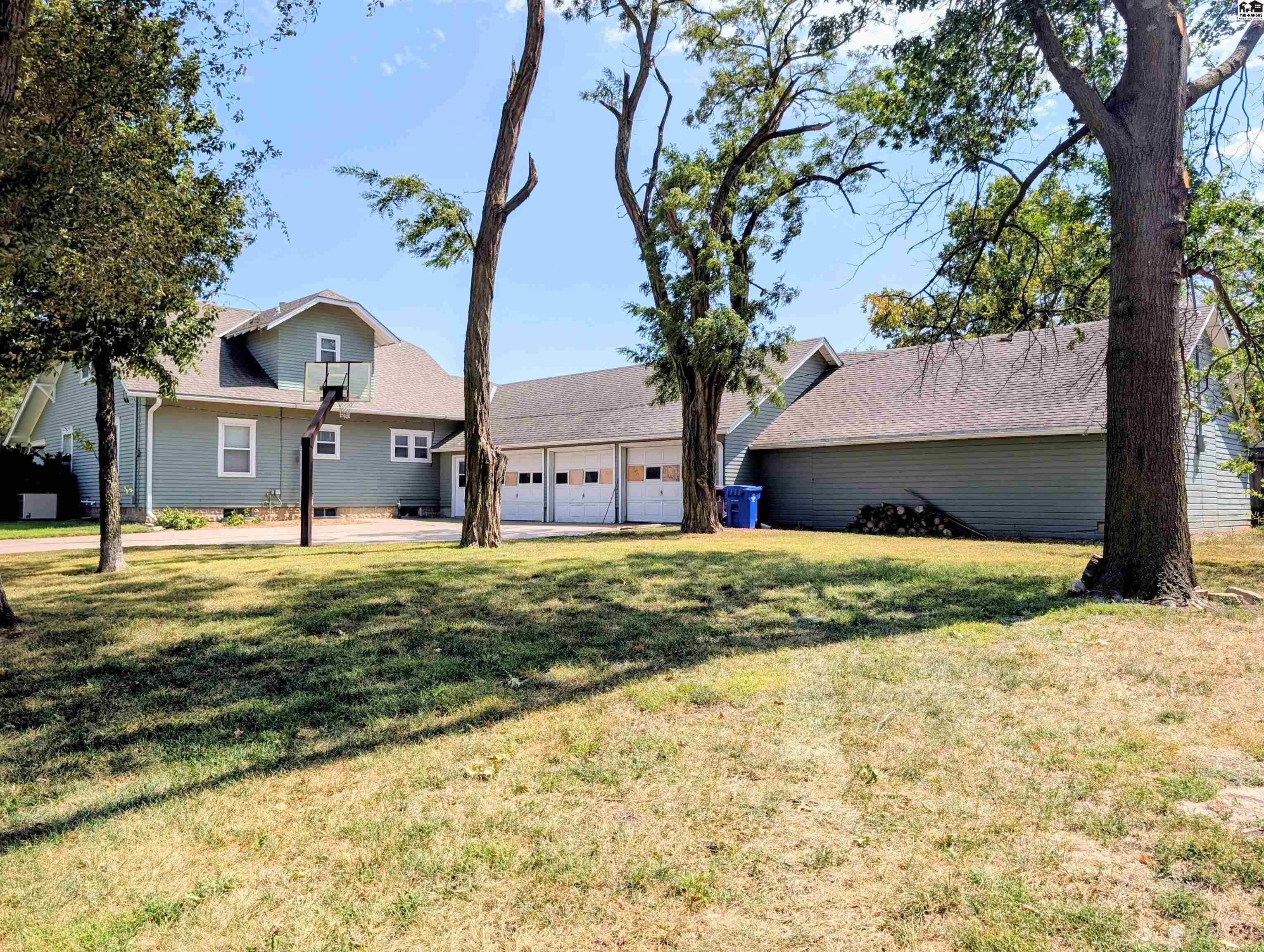 313 N Christian Ave, Moundridge, KS 67107