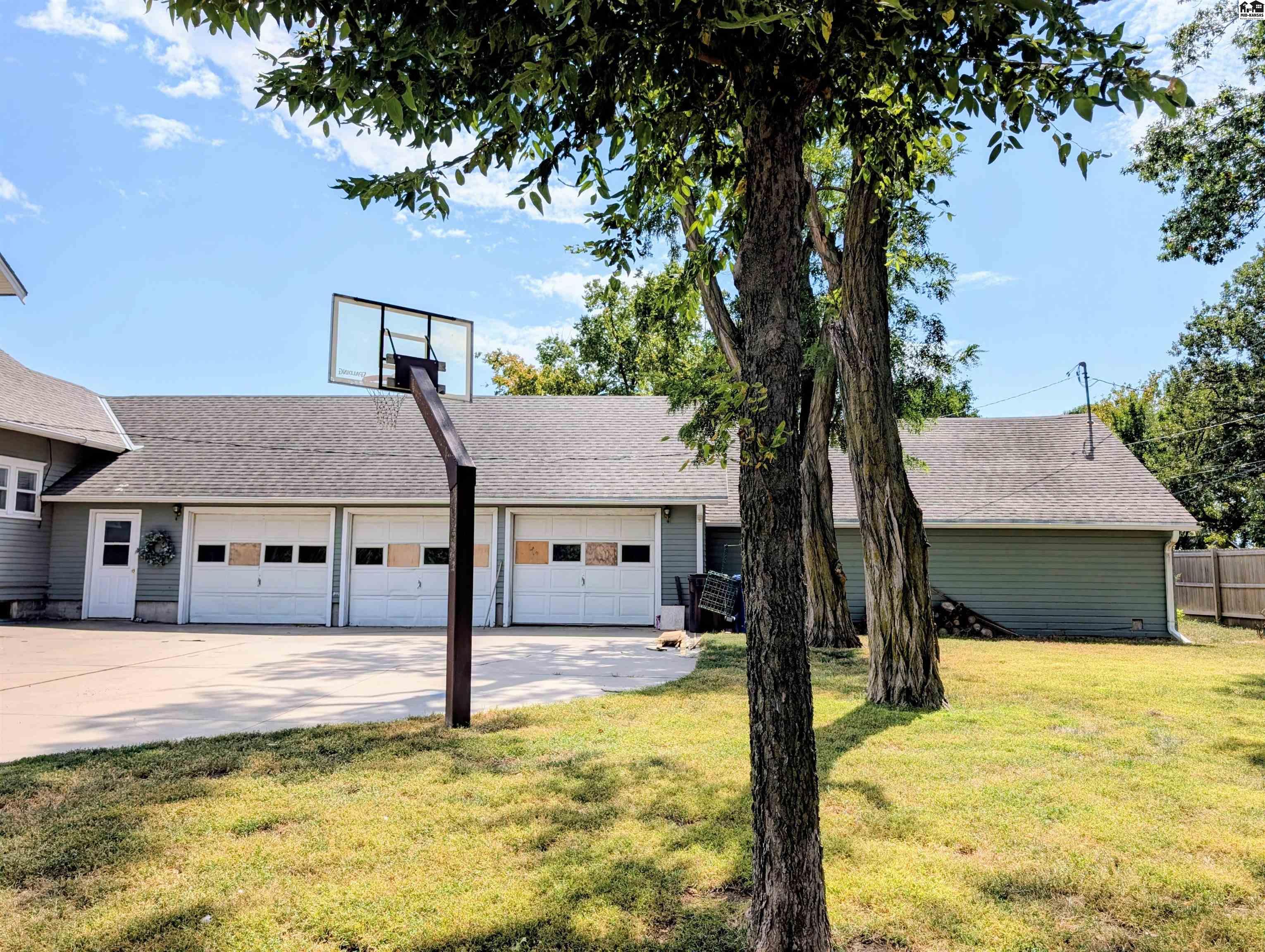 313 N Christian Ave, Moundridge, KS 67107