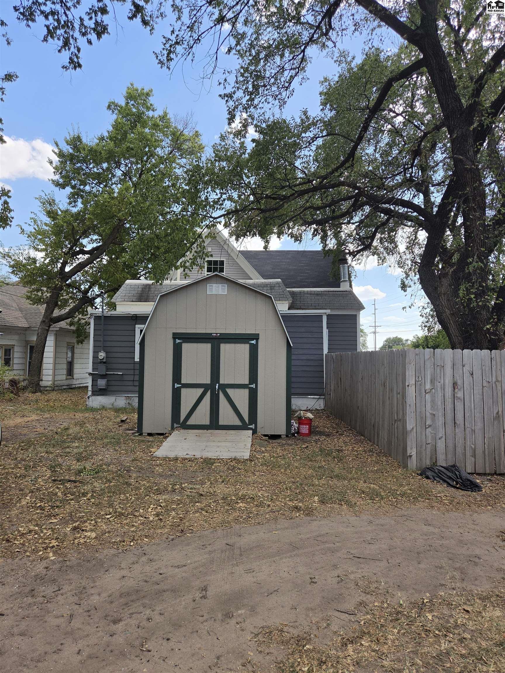 400 E 5th Ave, Hutchinson, KS 67501