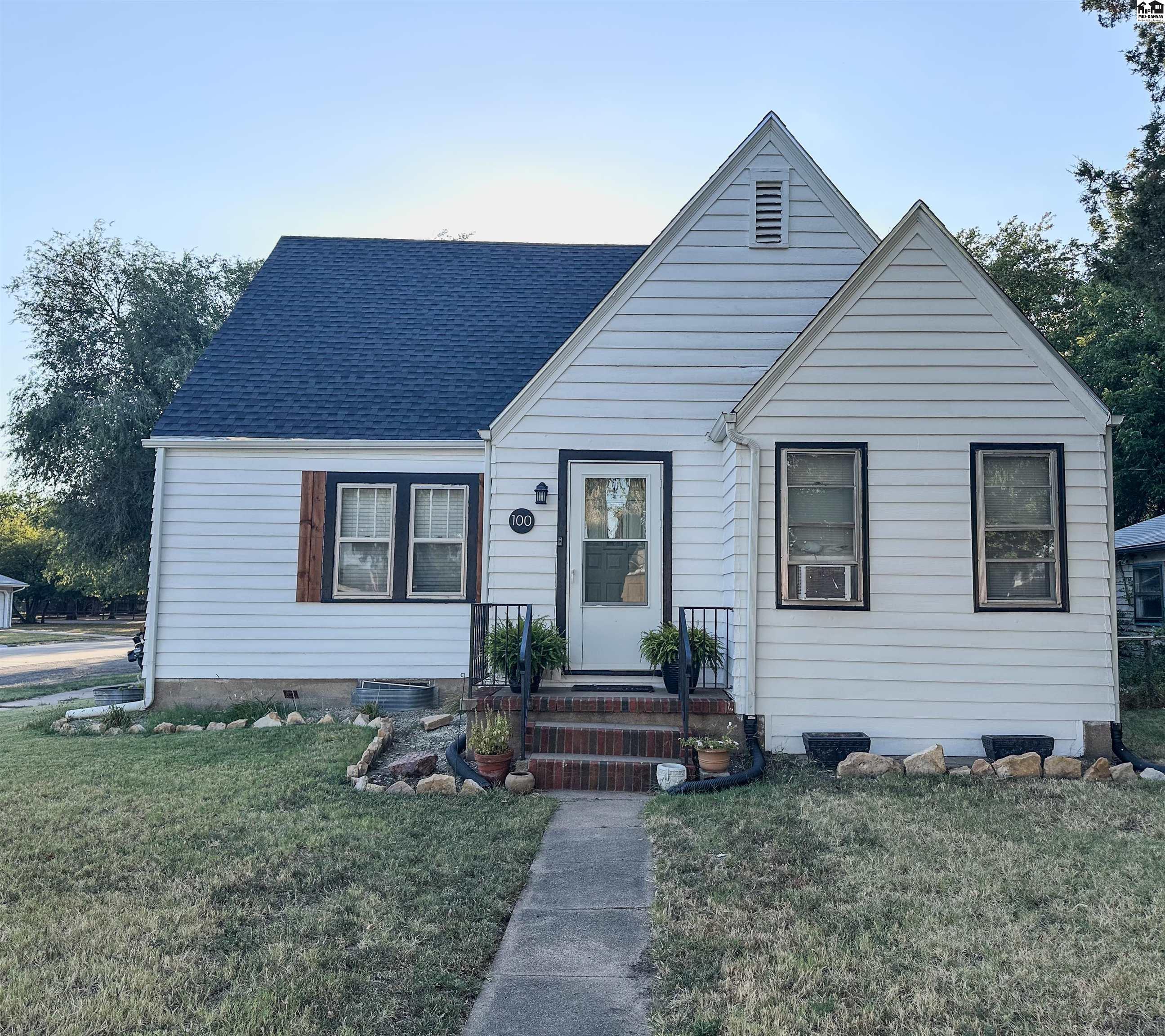 100 N 4th St, Canton, KS 67428