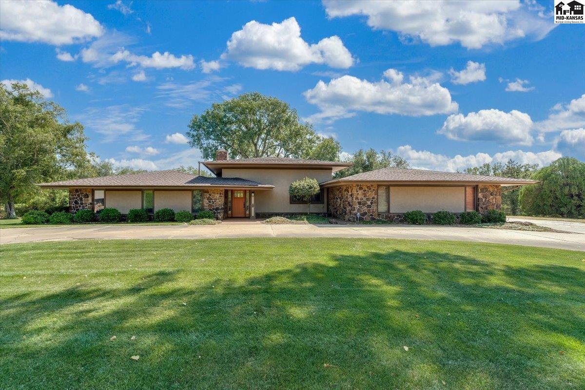 45 Linksland Dr, Hutchinson, KS 67502