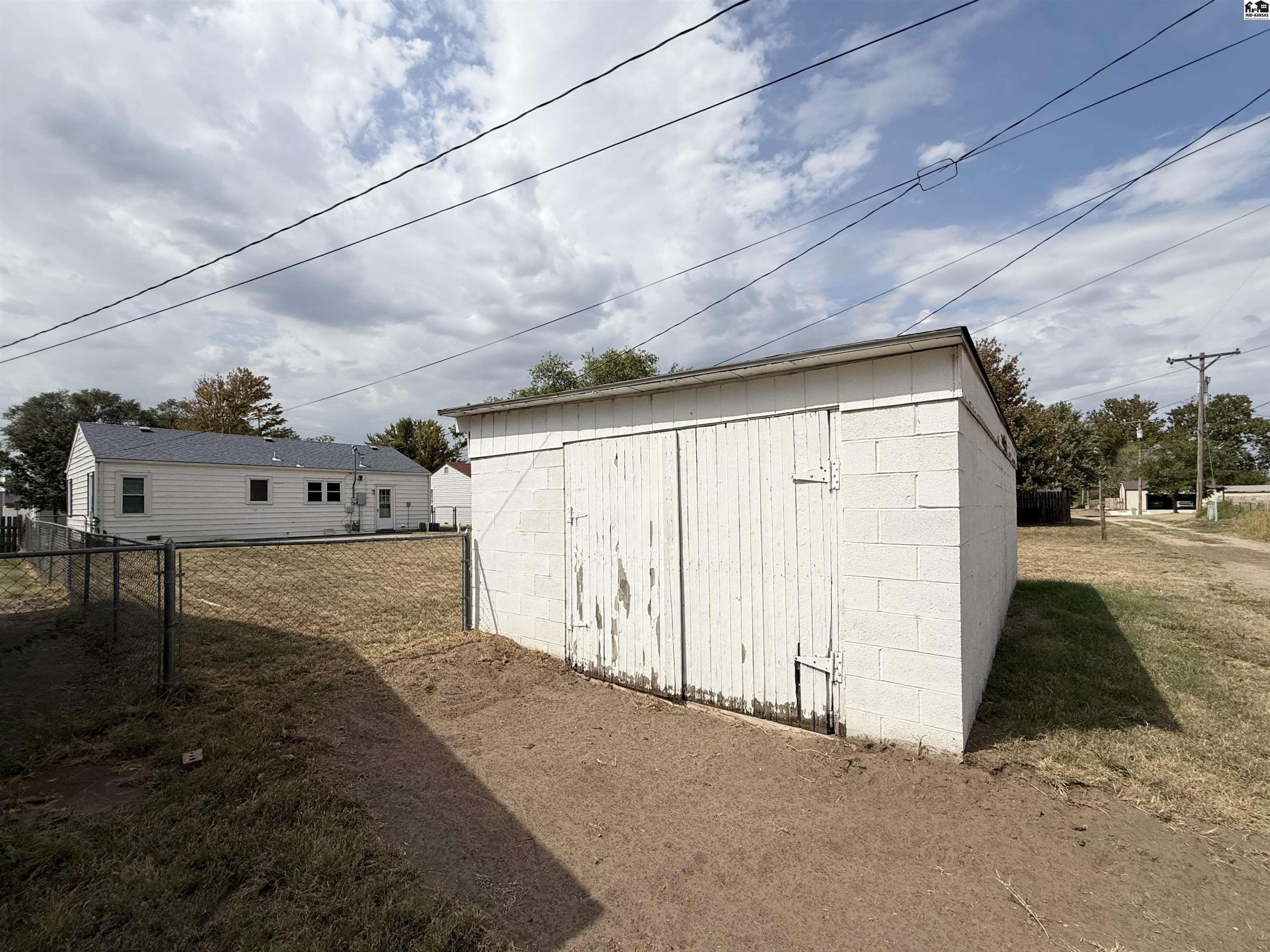 1410 N Orchard Ave, Hutchinson, KS 67501