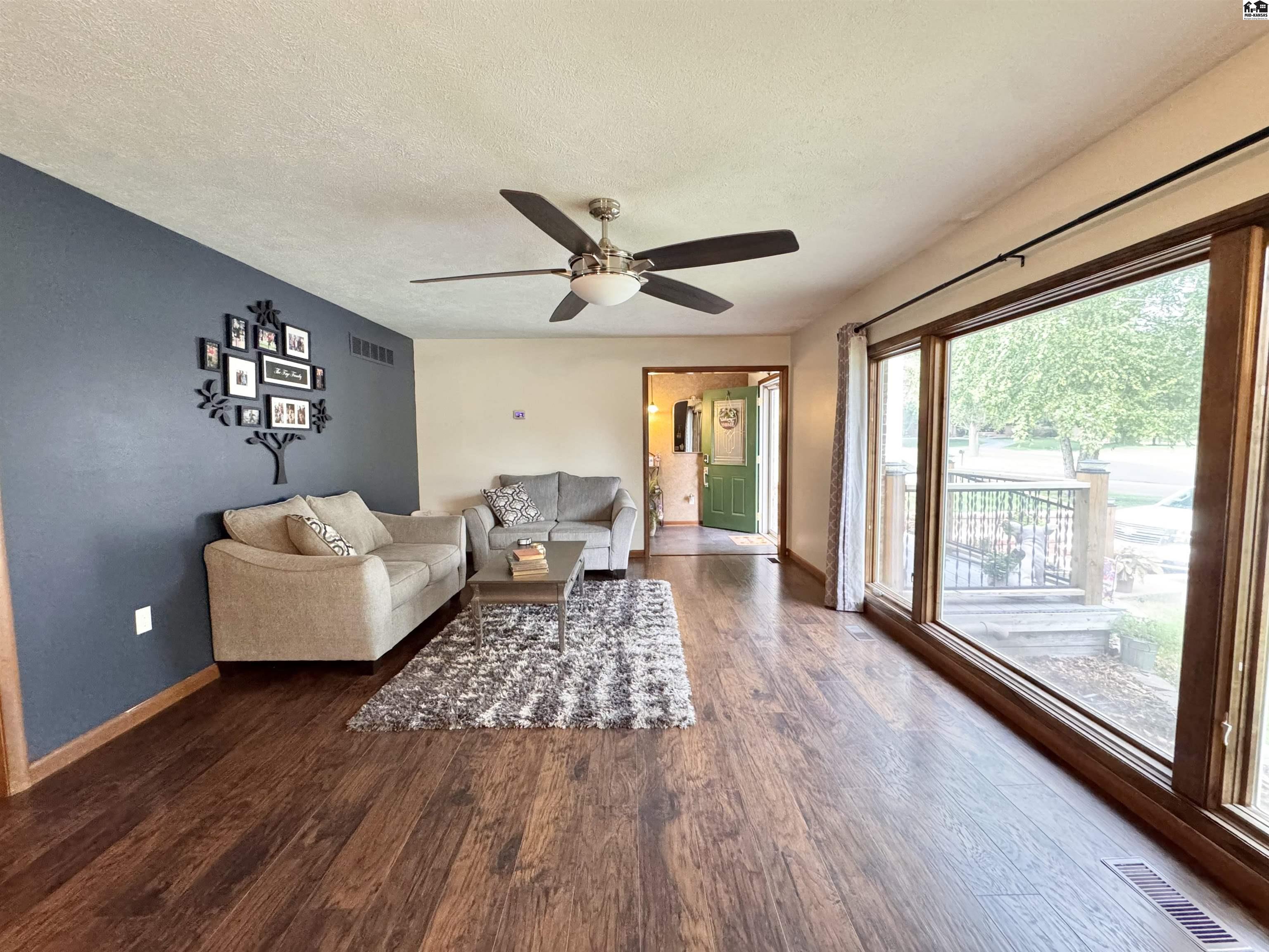 2522 E 44th Ave, Hutchinson, KS 67502