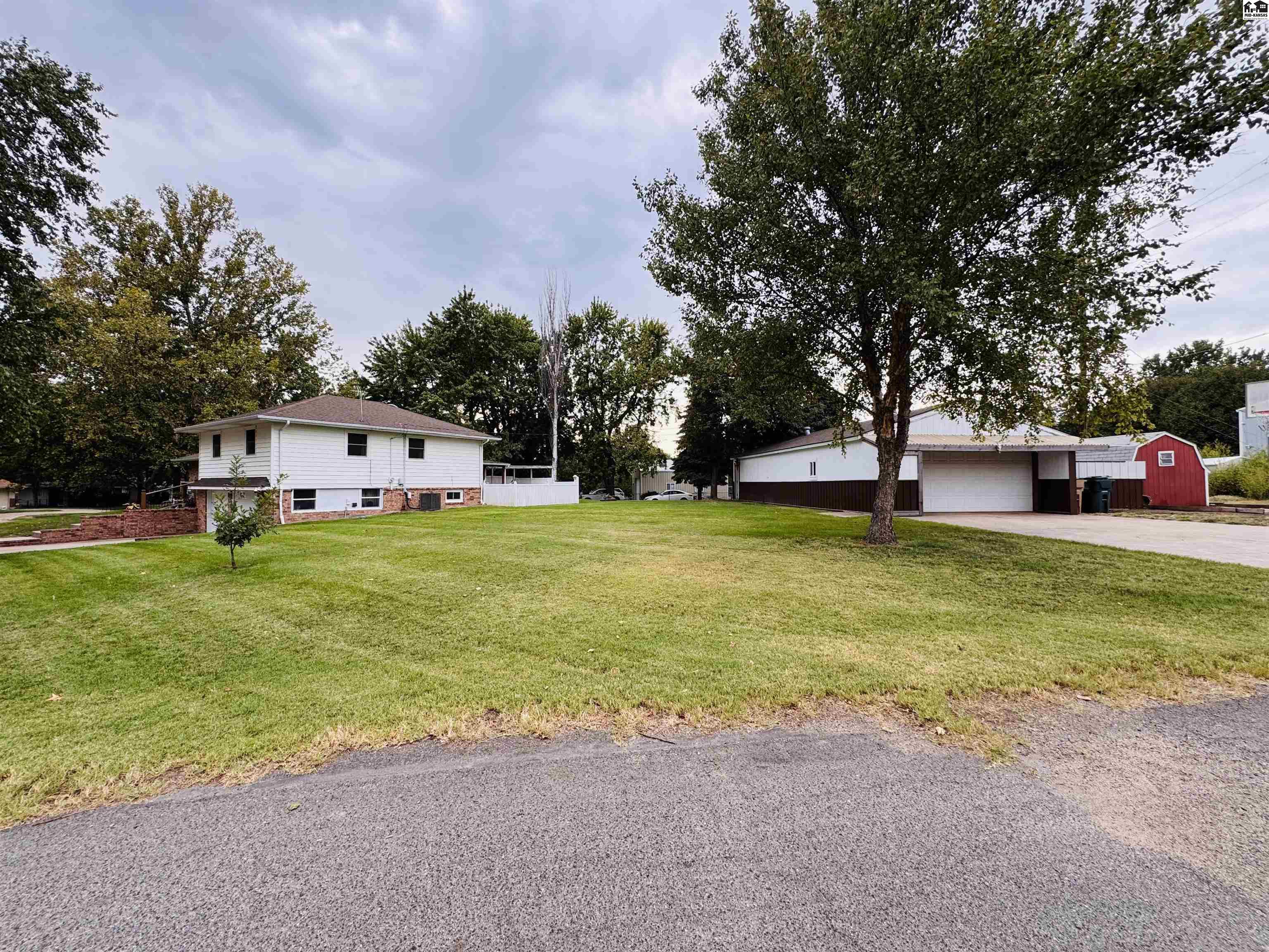 2522 E 44th Ave, Hutchinson, KS 67502