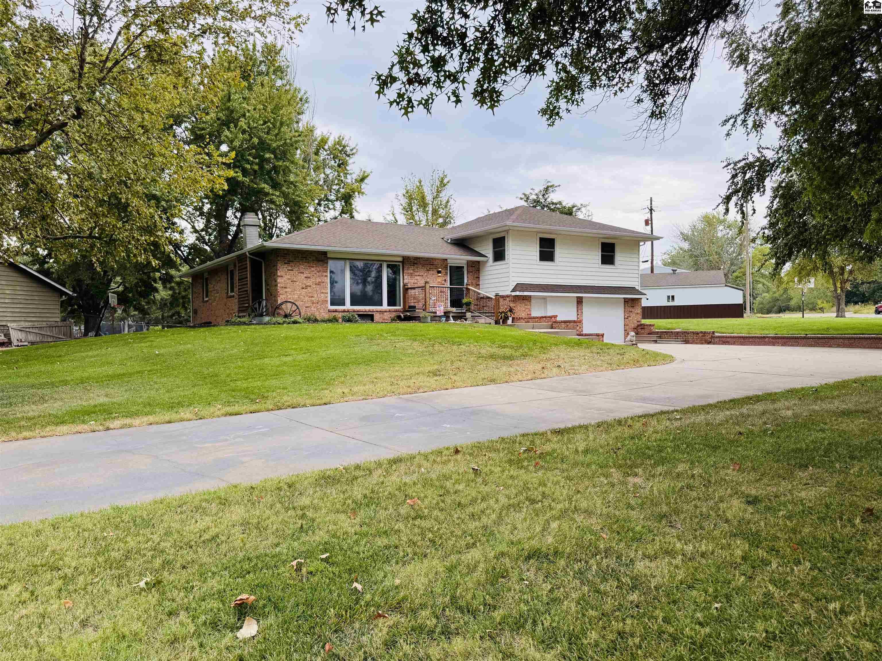 2522 E 44th Ave, Hutchinson, KS 67502