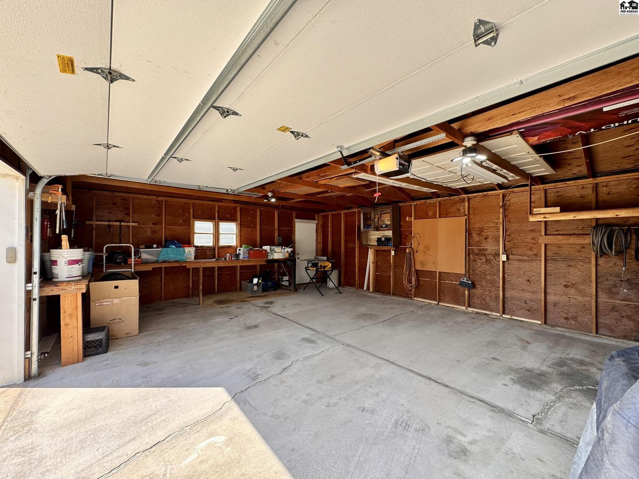 916 E 8th Ave, Hutchinson, KS 67501
