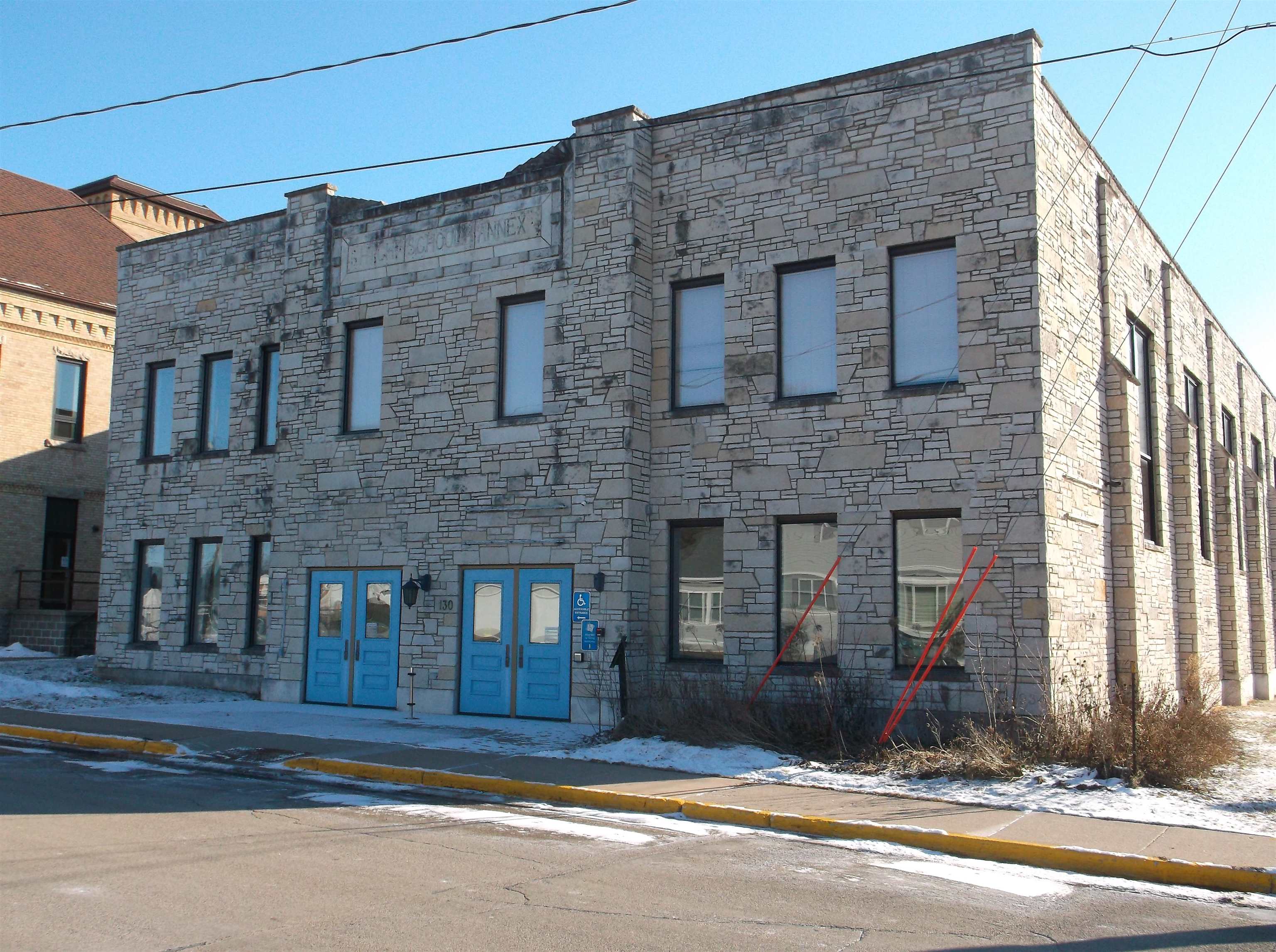 130 W Larrabee St, Omro, WI 54963-1330