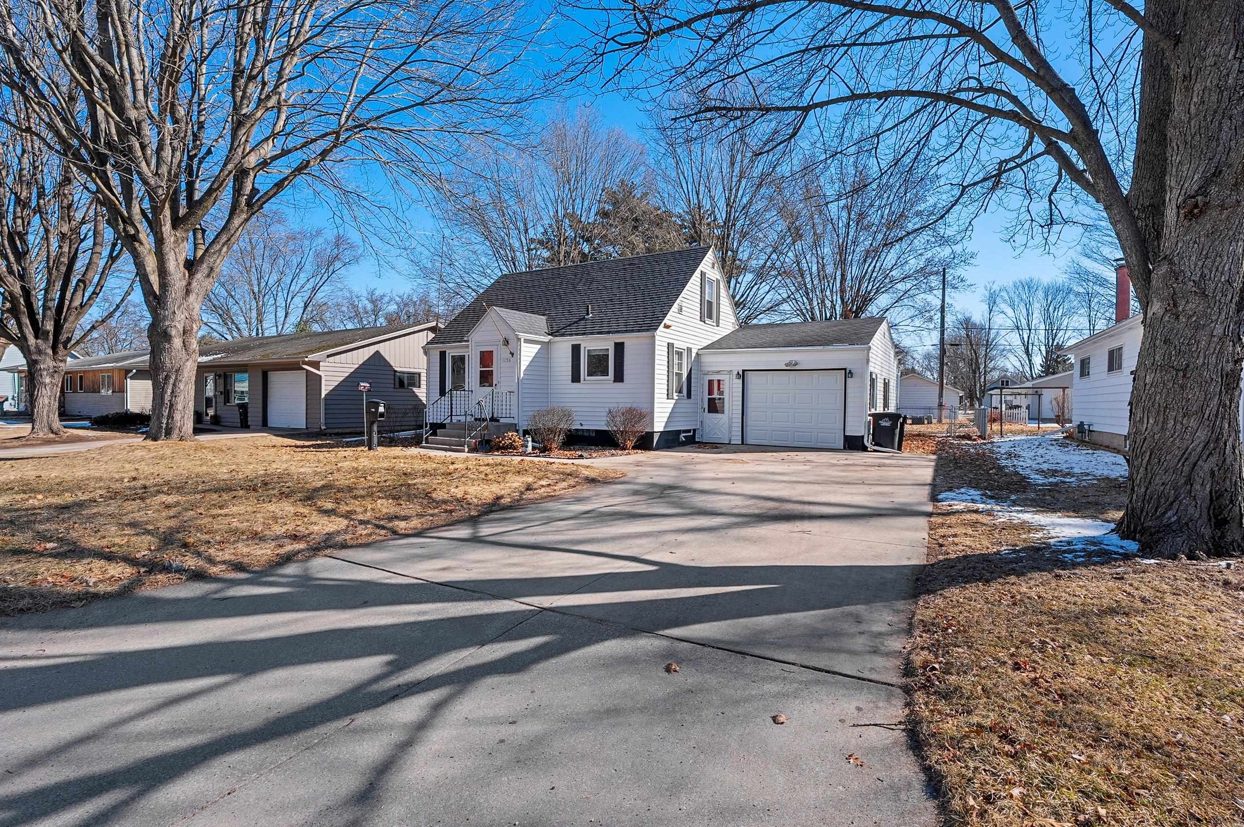 1136 S Bartlett St, Shawano, WI 54166
